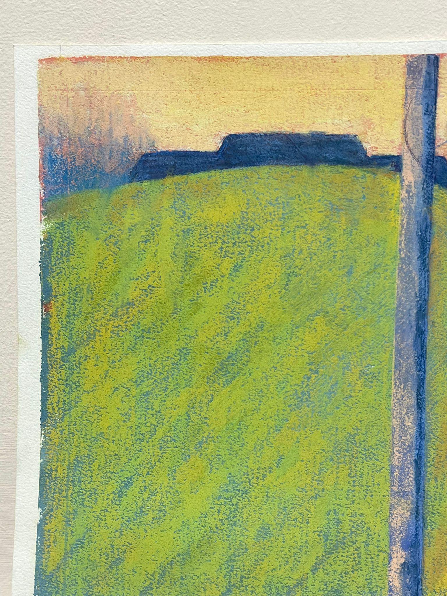 Paisaje minimalista rosa y verde con postes de valla y camino curvo - Painting Moderno de Jill Jackson
