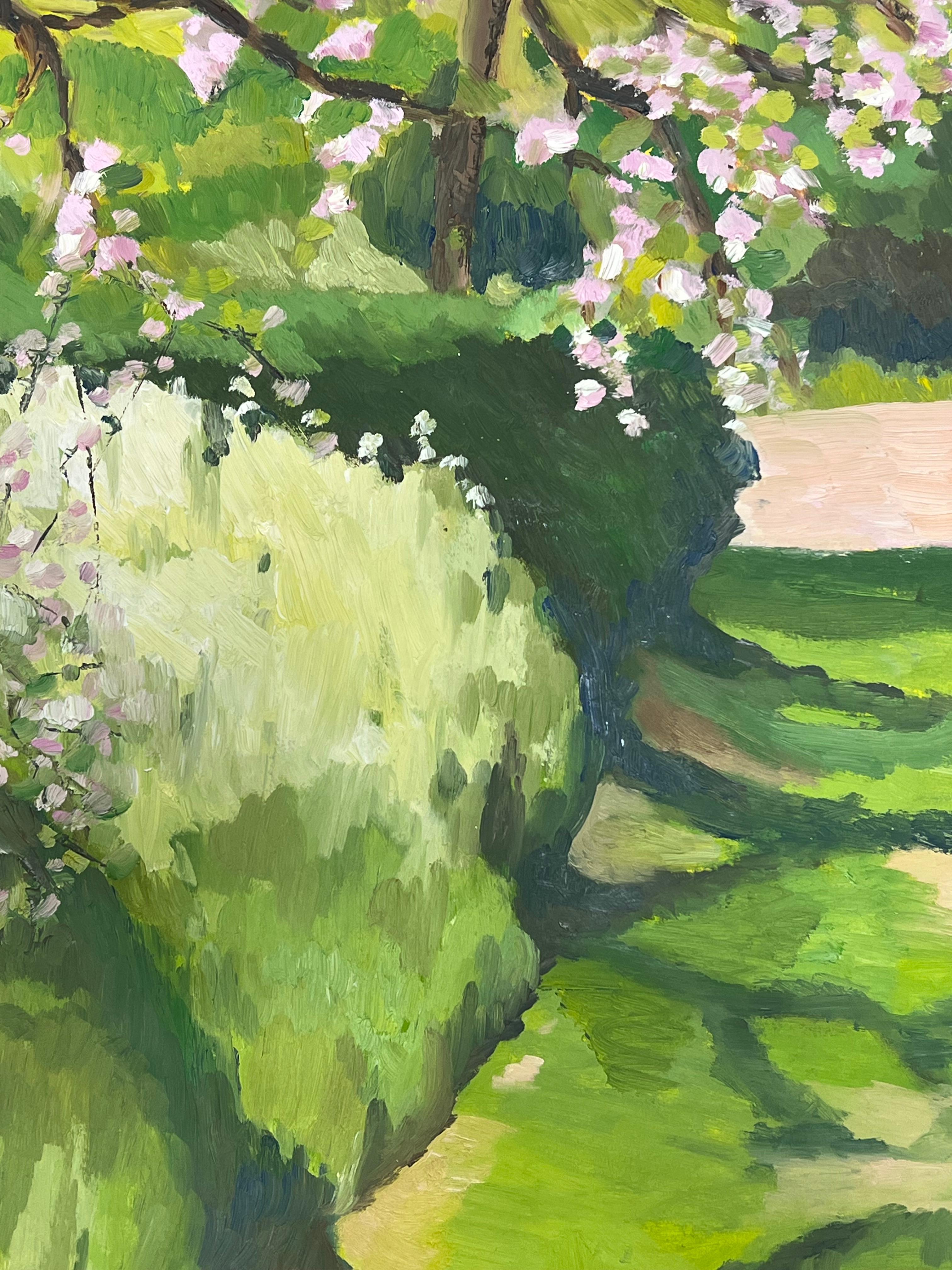 Sentiero da giardino illuminato dal sole con fiori di ciliegio in fiore Fogliame verde vibrante - Painting Moderno di Jill Jackson