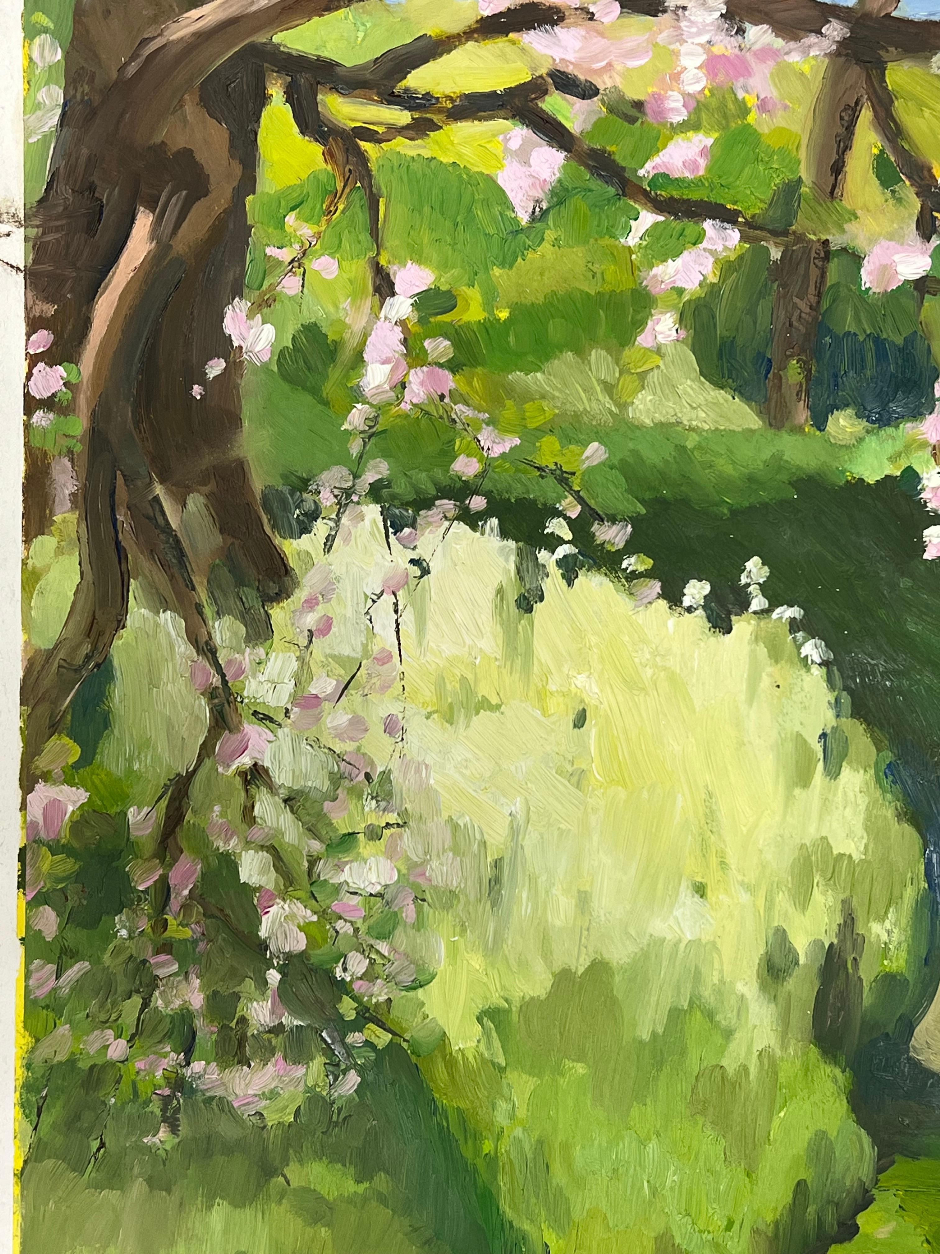 Sentiero da giardino illuminato dal sole con fiori di ciliegio in fiore Fogliame verde vibrante - Landscape Painting Grigio di Jill Jackson