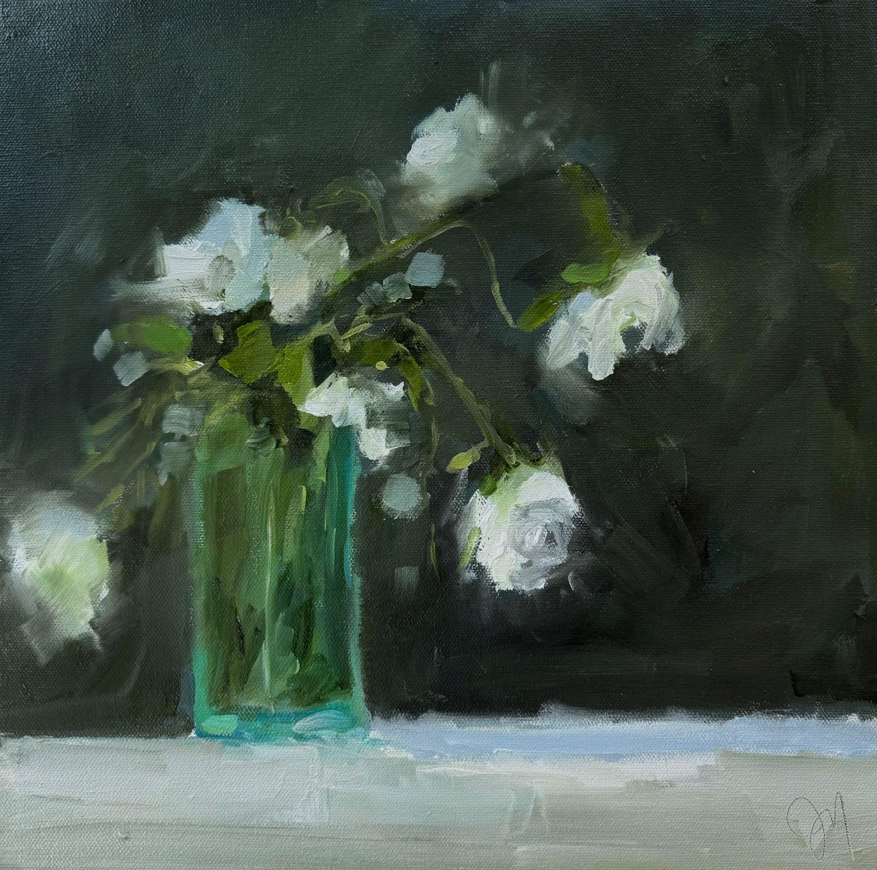 Das frische und luftige Blumenbouquet "Bending" ist ein 14x14 großes Ölgemälde auf Leinwand der Künstlerin Jill Matthews, das einen modernen Blumenstrauß in einer Glasvase vor einer weißen Tischdecke und einem anthrazitfarbenen Hintergrund zeigt.