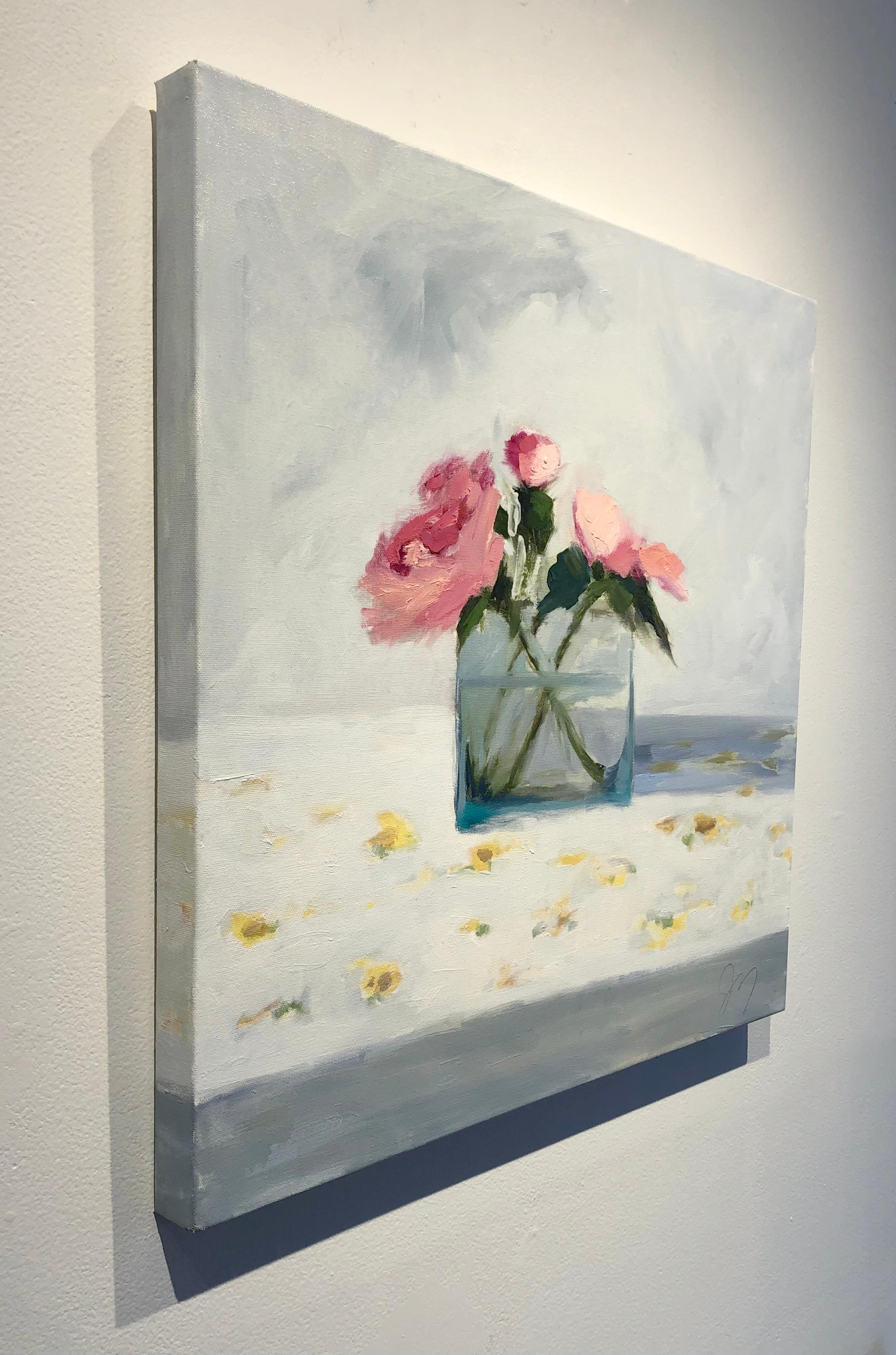 Jill Matthews, „Rosa Pfingstrosen“ Frühlingsblumenstrauß mit klarblauer Vase im Angebot 2