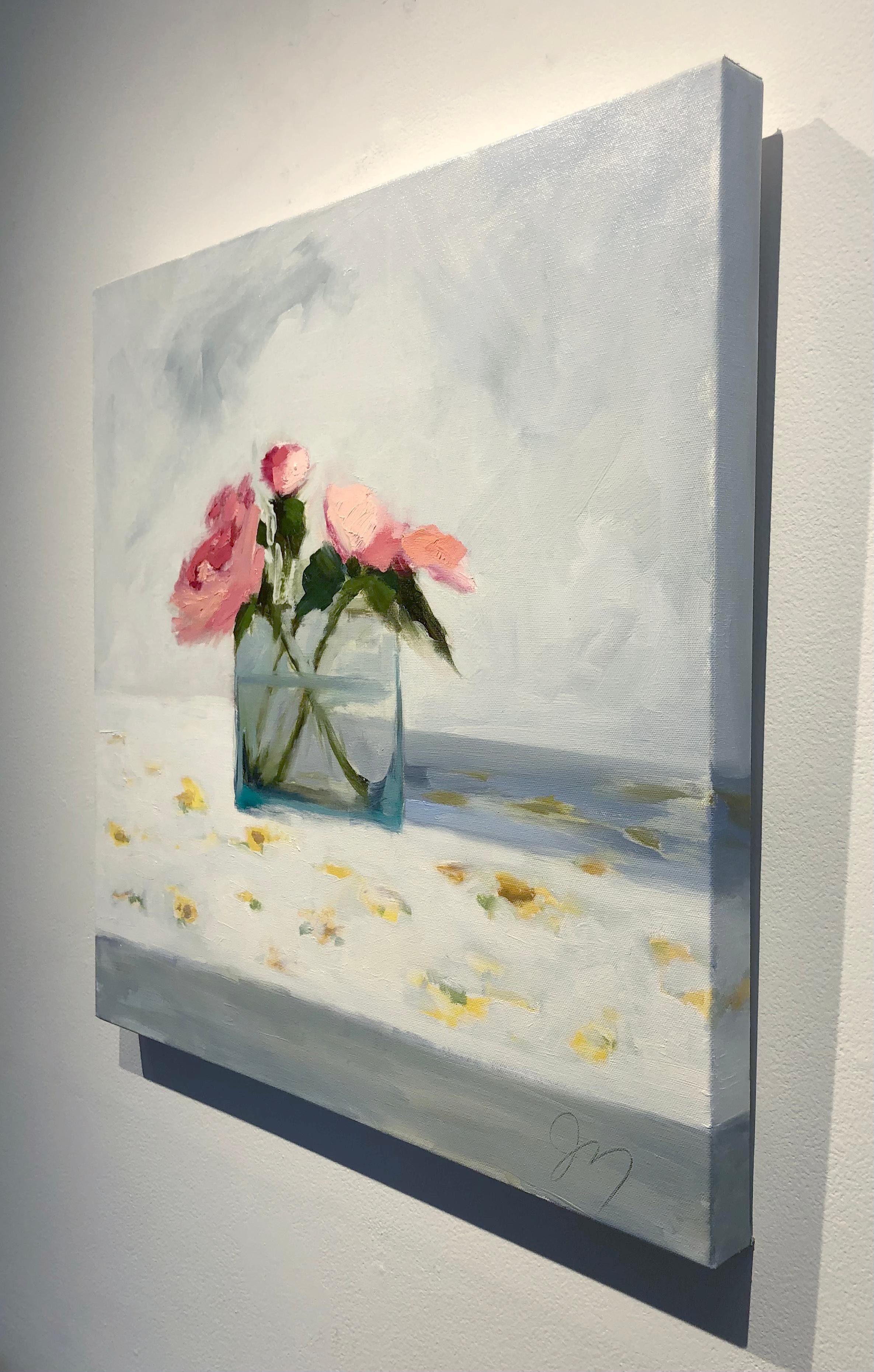 Jill Matthews, „Rosa Pfingstrosen“ Frühlingsblumenstrauß mit klarblauer Vase im Angebot 3