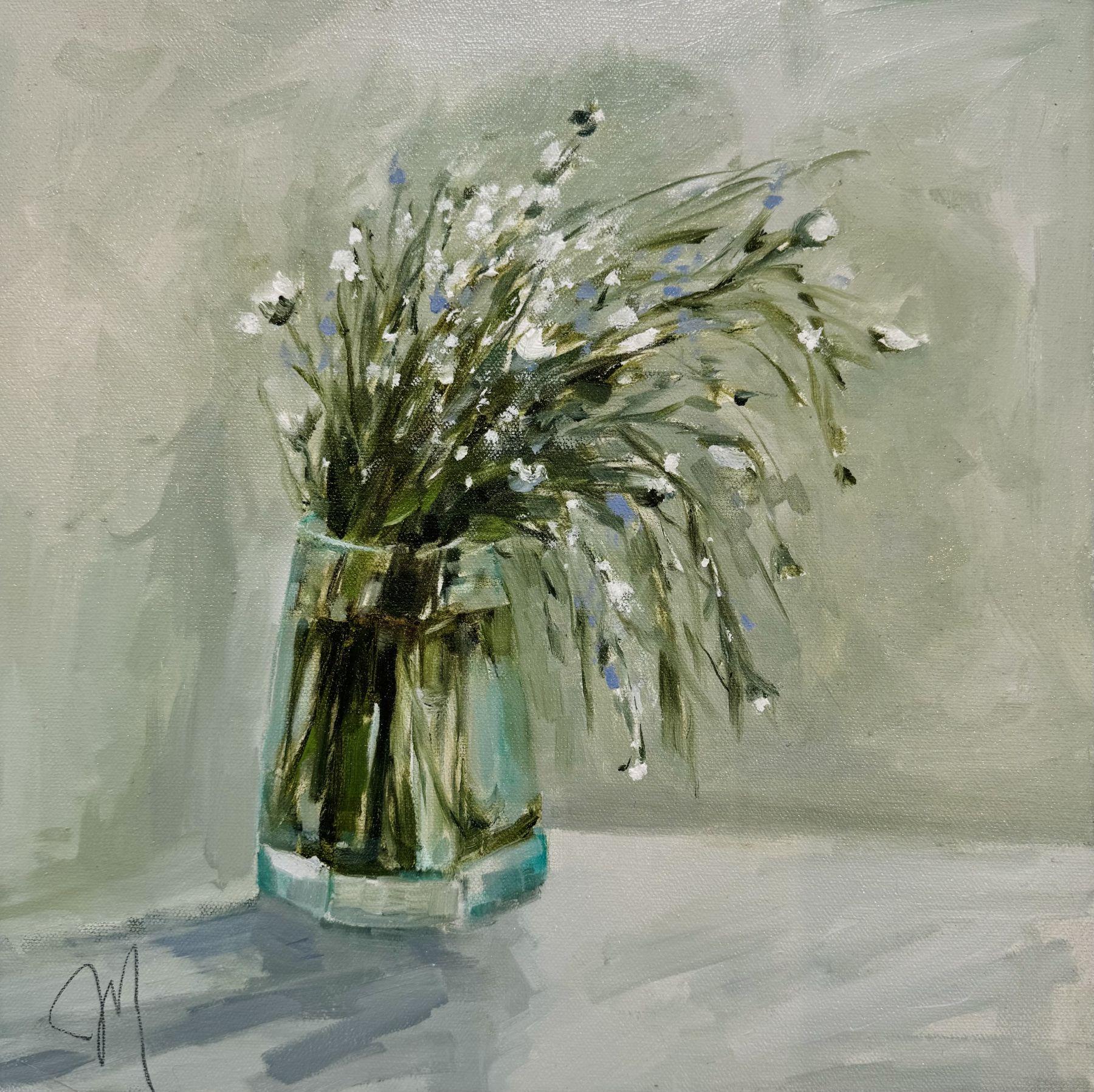 Das frische und luftige Bouquet "White Sprigs" ist ein 14x14 großes Ölgemälde auf Leinwand der Künstlerin Jill Matthews, das einen modernen Blumenstrauß in einer Glasvase vor einer weißen Tischdecke und einem blauen Hintergrund zeigt. Matthews