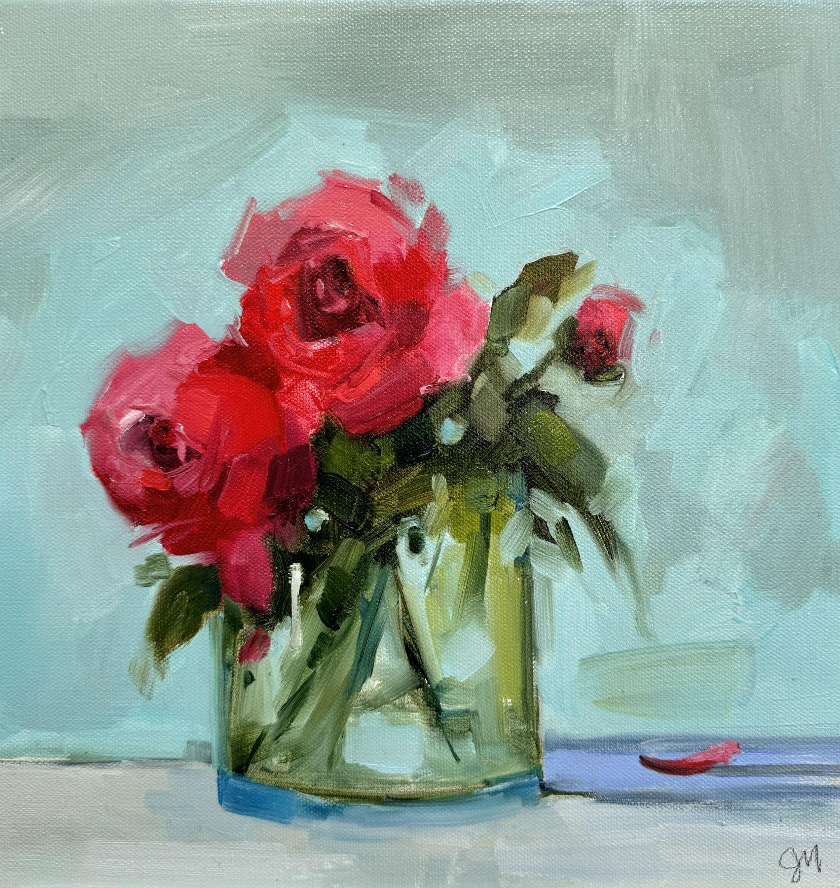 Esta pieza de ramo fresco y aireado, "Con amor II", es una pintura al óleo sobre lienzo de 12x12 de la artista Jill Matthews que representa un ramo floral contemporáneo de rosas rojas en un jarrón de cristal sobre un mantel blanco y un fondo azul.