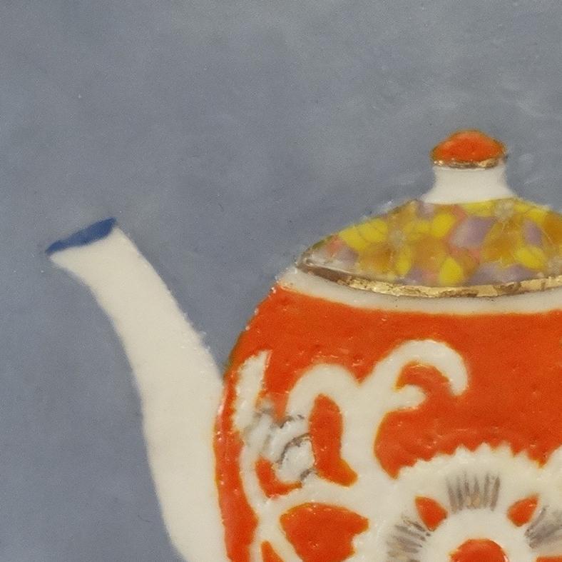 Enkaustik-Gemälde „Orange Pekoe“ auf Karton Stillleben-Teekanne in Orange und Weißgold (Grau), Still-Life Painting, von Jill Ogilvy