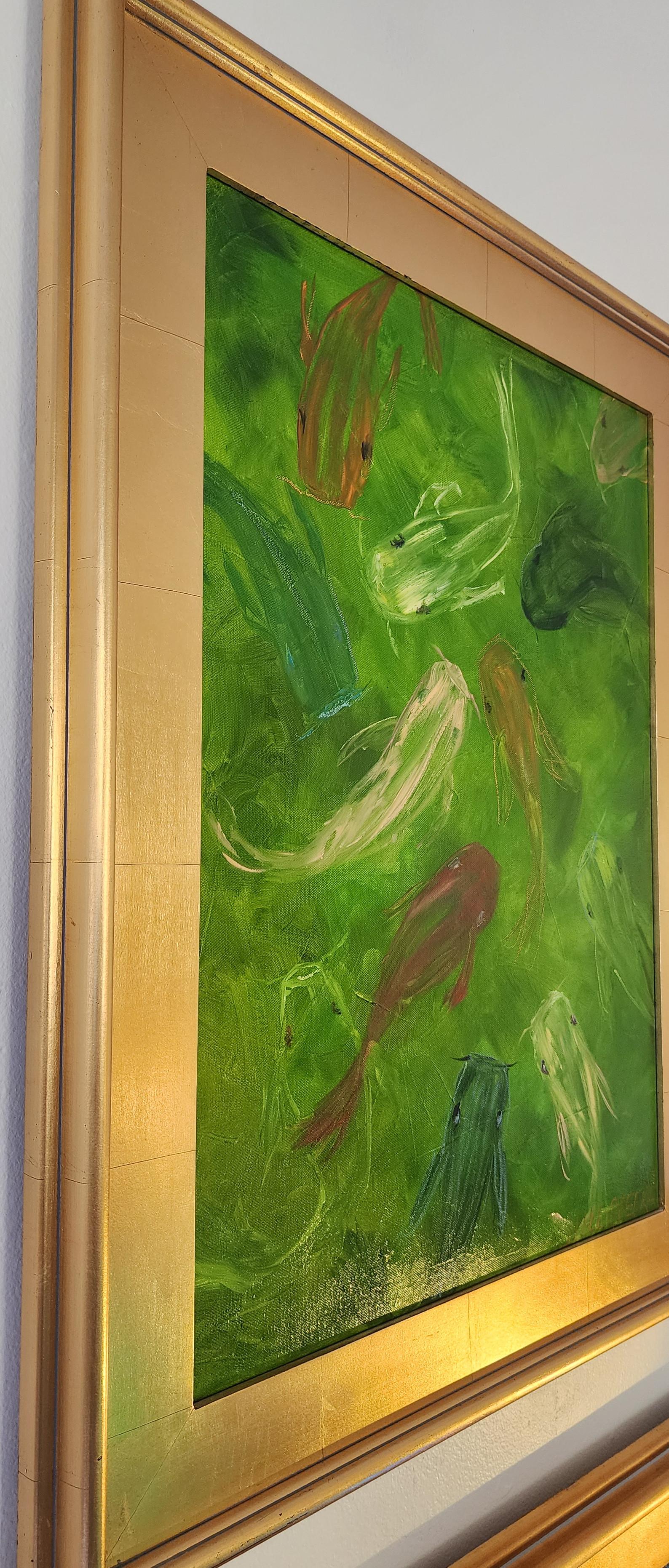 Koi verde (Estanque, Exuberante, Verde, Rojo, Movimiento, Pez) - Painting Contemporáneo de Jill Opelka