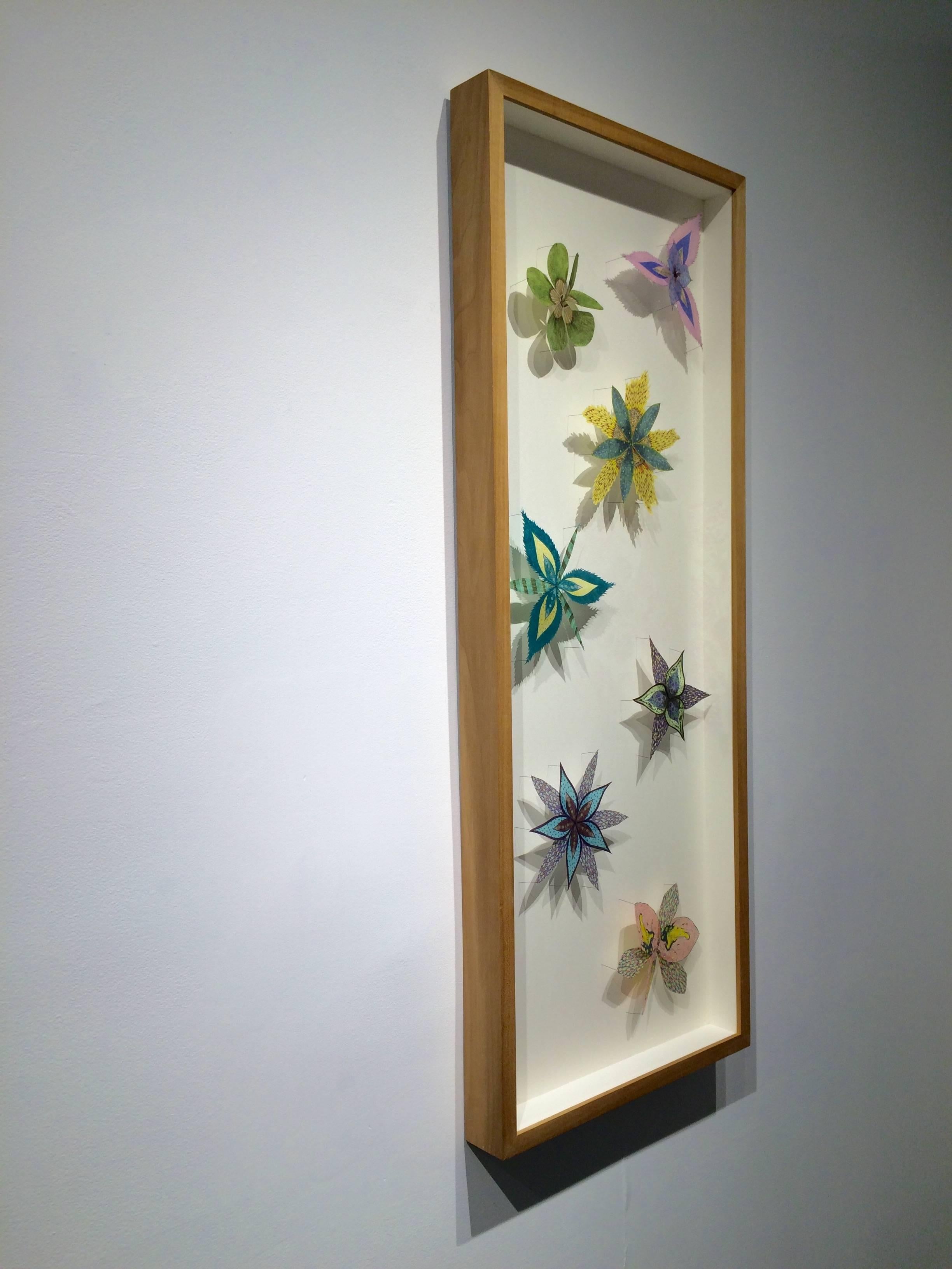 Colorburst Pinwheels, genadelte Papierblumen in Grün, Rosa, Gelb, Lila (Zeitgenössisch), Sculpture, von Jill Parisi