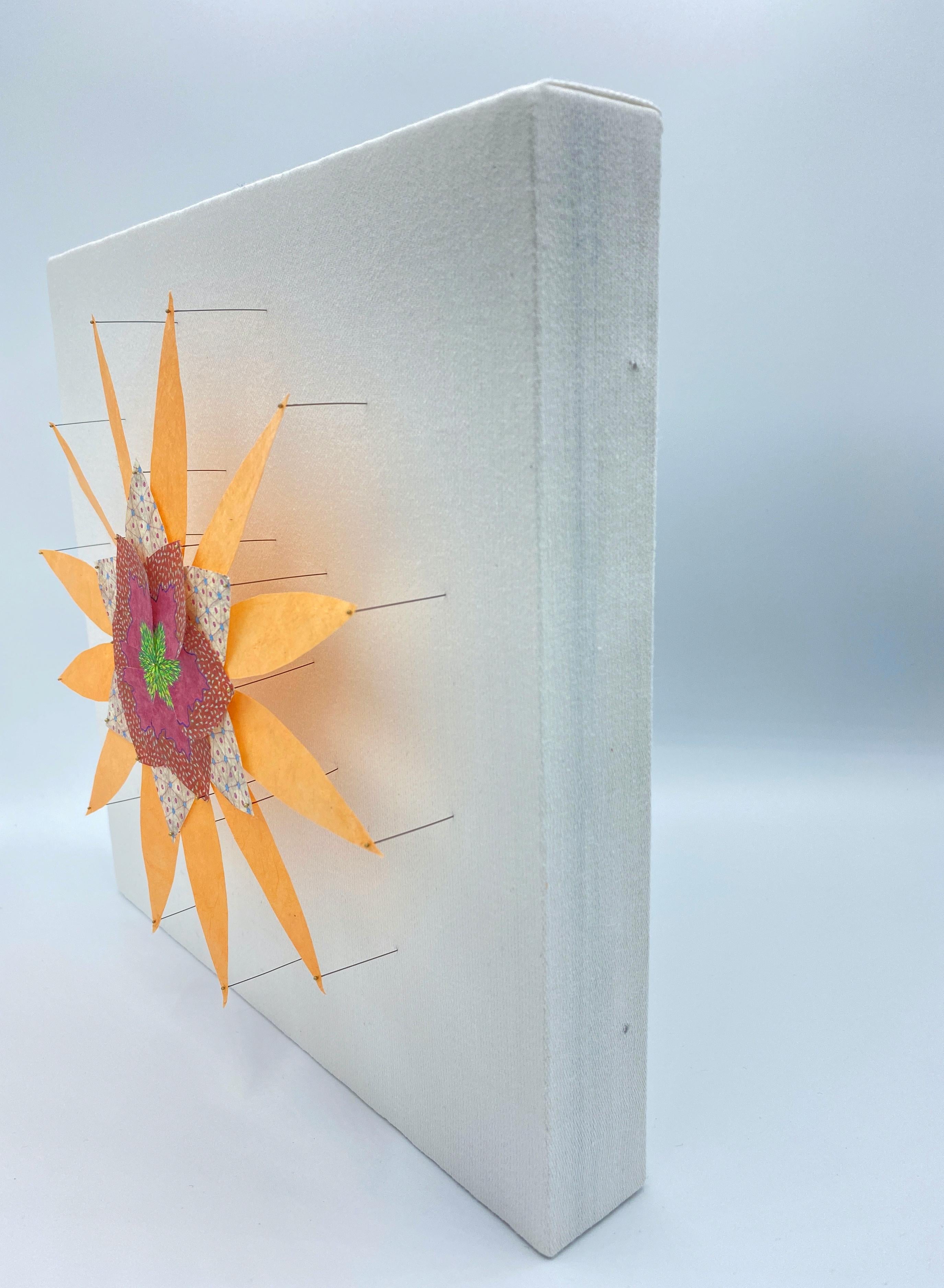 In dieser leuchtenden und farbenfrohen zeitgenössischen Papierskulptur ist eine phantastische botanische Form in hellem Orange mit dunklem Burgunderrot, Magenta und Hellbraun in der Mitte aus handkolorierten Digitaldrucken auf handgeschnittenem,