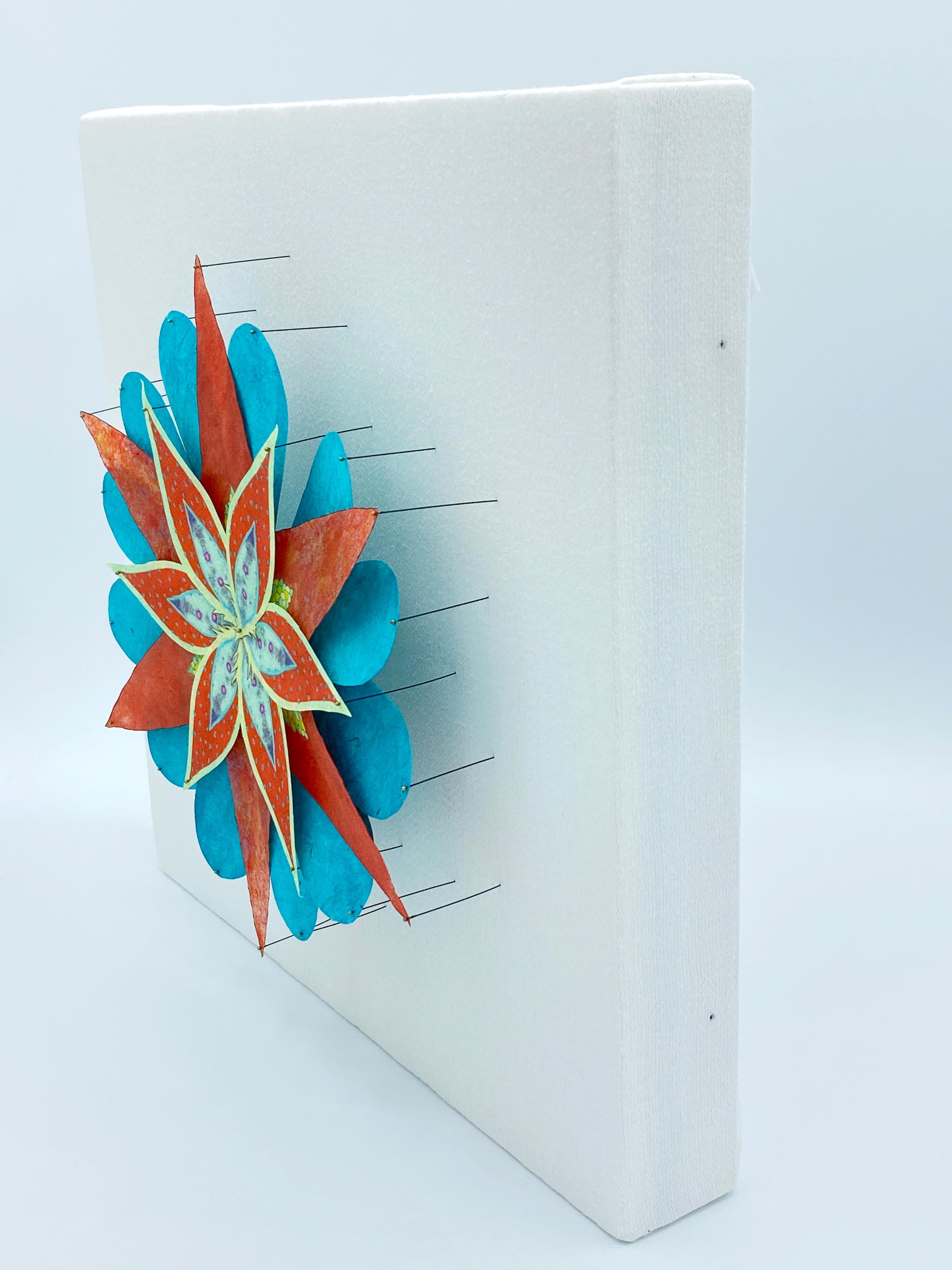 Une sculpture en papier lumineuse et colorée d'une forme botanique fantastique dans des teintes vibrantes de bleu sarcelle, d'orange rougeâtre, de vert lime et de jaune. Composé d'eaux-fortes colorées à la main sur du papier Loktah découpé à la