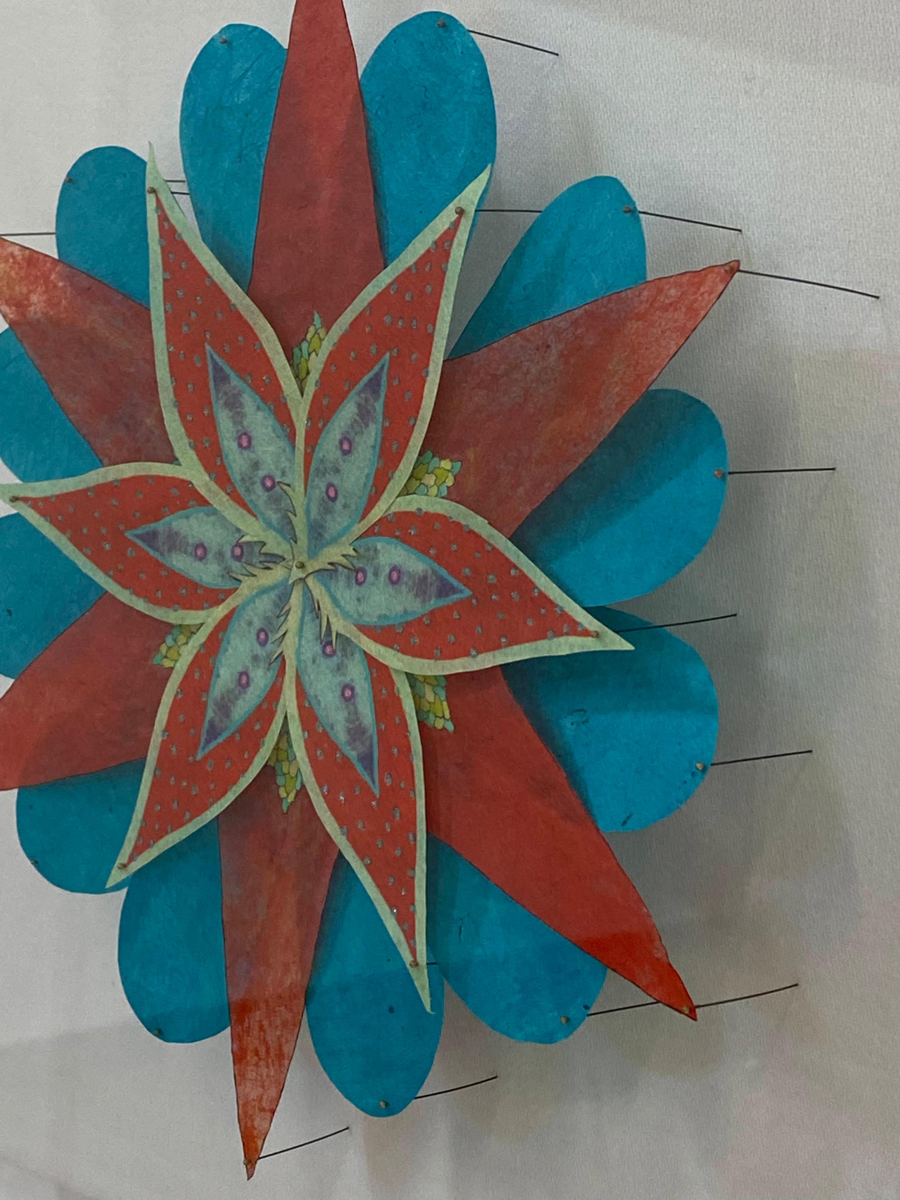Eine leuchtende und farbenfrohe Papierskulptur einer fantastischen botanischen Form in leuchtendem Teeblau, rötlichem Orange und hellem Limonengrün und Gelb. Bestehend aus handkolorierten Radierungen auf handgeschnittenem, handgeschöpftem
