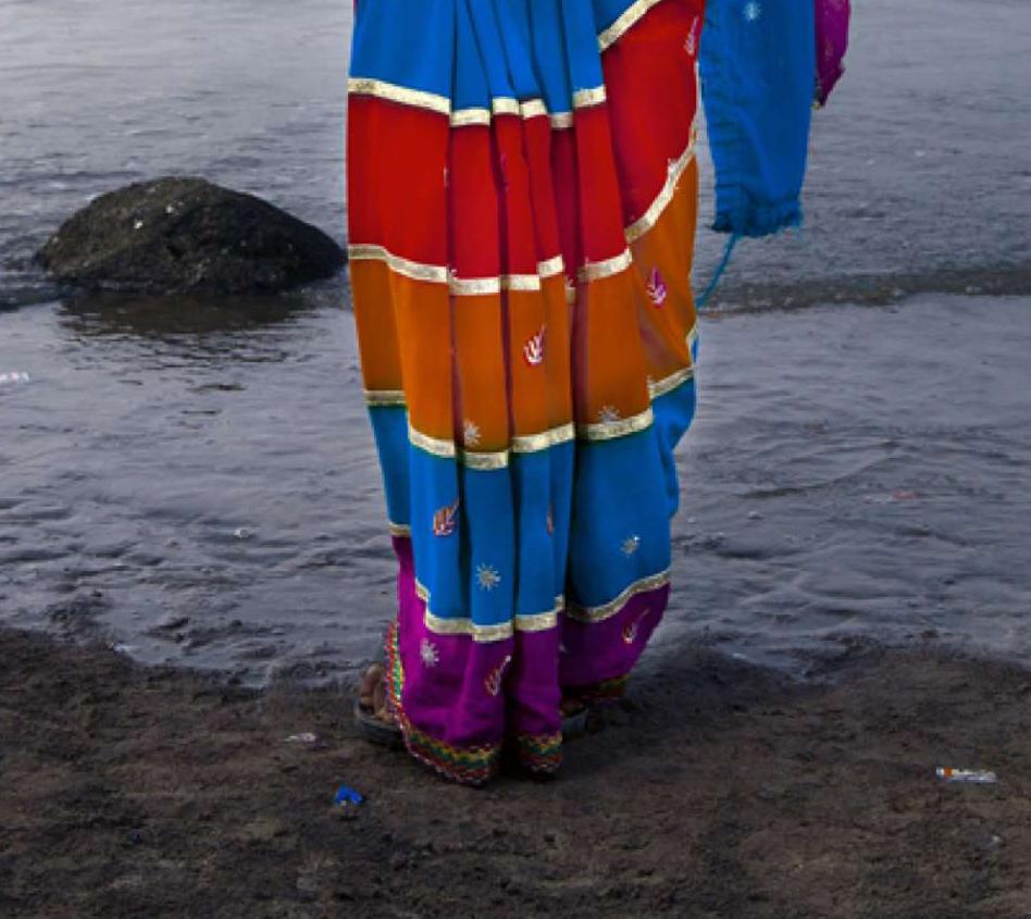Anusha, Protrait. Aus der Serie The Third Gender of India (Grau), Color Photograph, von Jill Peters