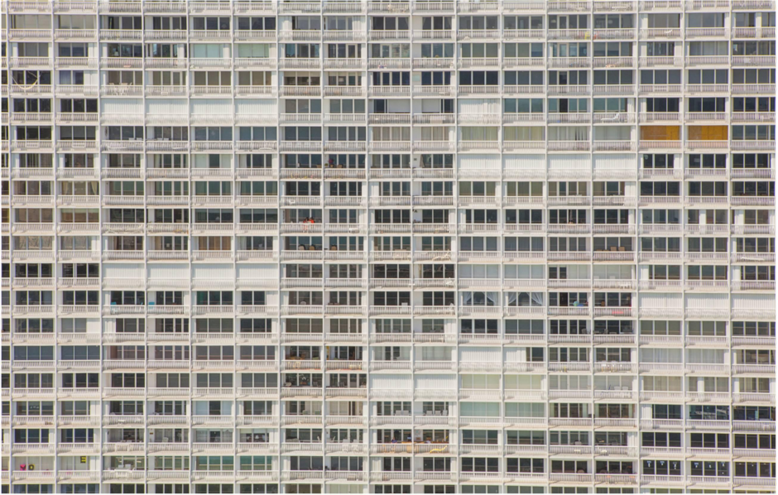Balconi e contenitori. Fotografia a colori in edizione limitata di Areal Architecture - Photograph di Jill Peters