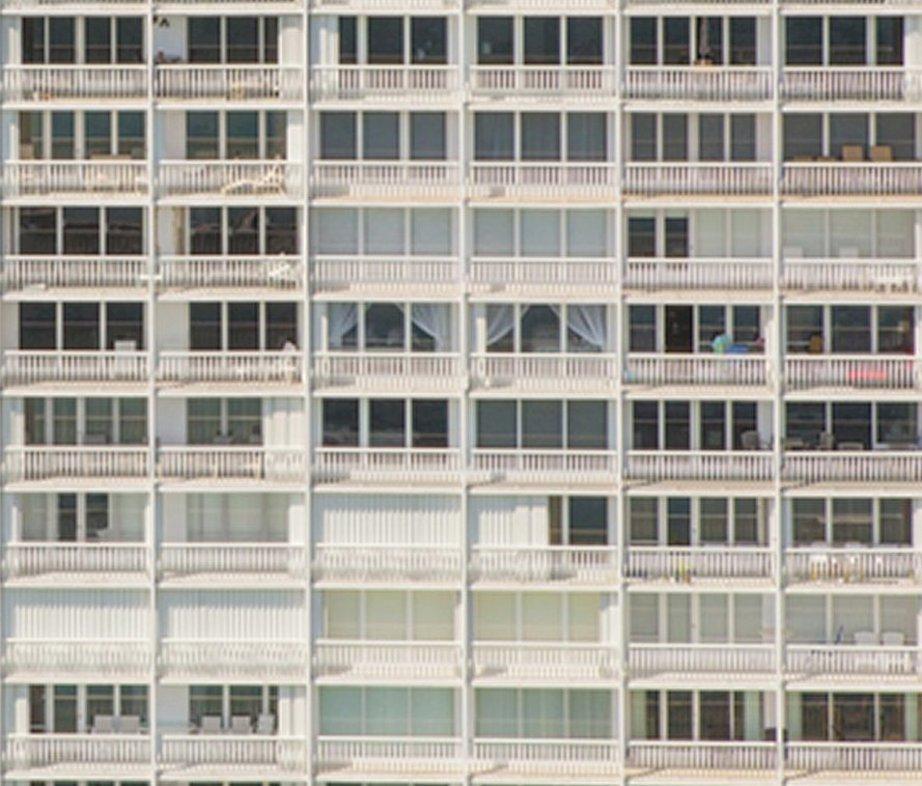 Balconi e contenitori. Fotografia a colori in edizione limitata di Areal Architecture - Landscape Photograph Marrone di Jill Peters
