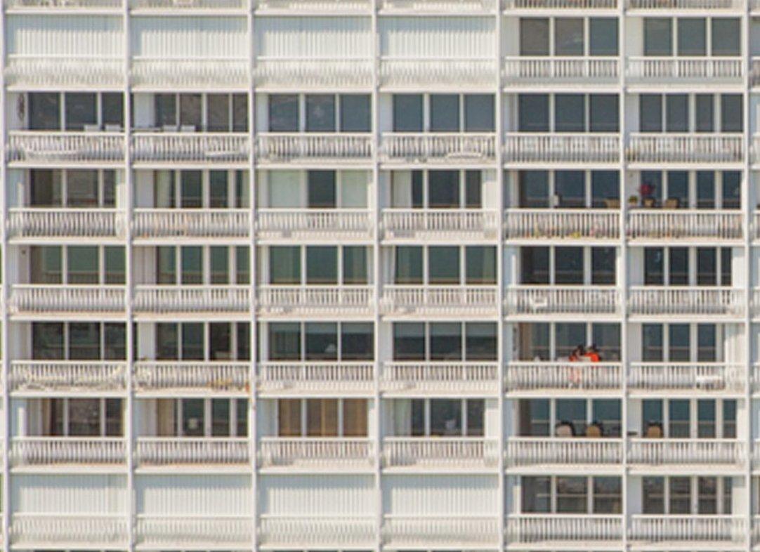 Jill Peters trova la sua ispirazione nei punti di riferimento architettonici della sua giovinezza, come l'edificio demolito del Miami Herald, un ottovolante abbandonato o una pista di go-kart trascurata.

Jill Peters trova la sua ispirazione nei
