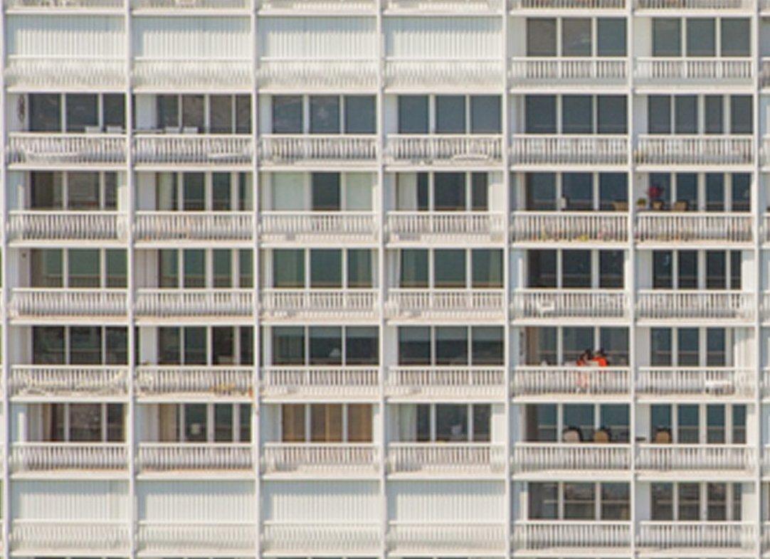 Balkone. Areal Architecture, Farbfotografie in limitierter Auflage (Zeitgenössisch), Photograph, von Jill Peters