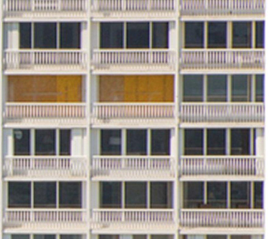 Balkone. Areal Architecture, Farbfotografie in limitierter Auflage (Grau), Color Photograph, von Jill Peters