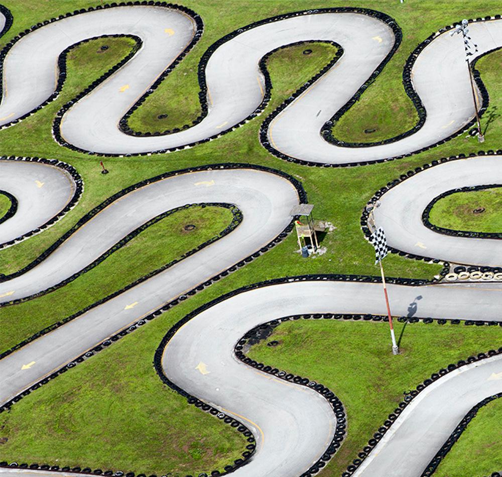 Go Cart Track. Aerial Landscape Farbfotografie in limitierter Auflage – Photograph von Jill Peters