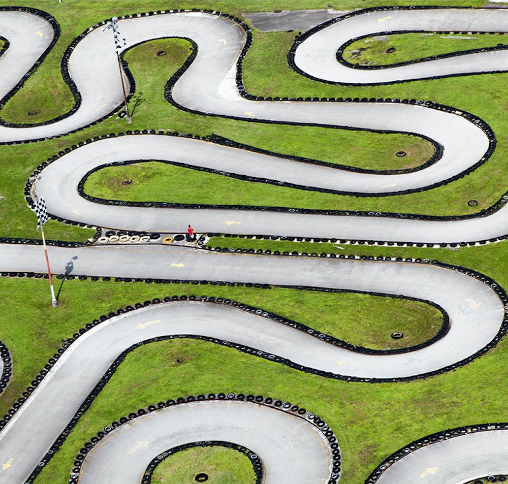 Go Cart Track. Aerial Landscape Farbfotografie in limitierter Auflage (Zeitgenössisch), Photograph, von Jill Peters