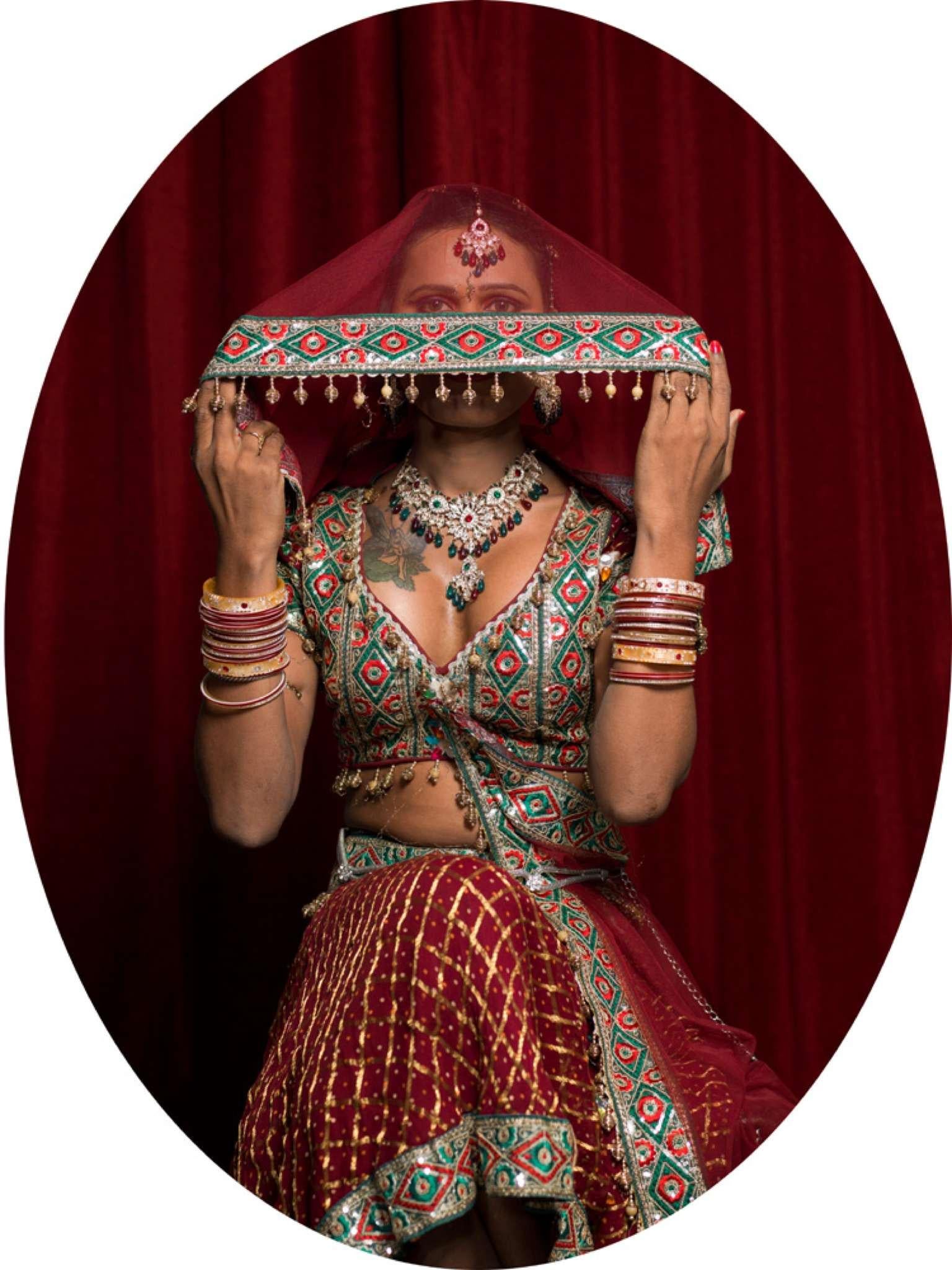 Harsha et Sneha, portraits. De la série The Third Gender of India  - Photograph de Jill Peters