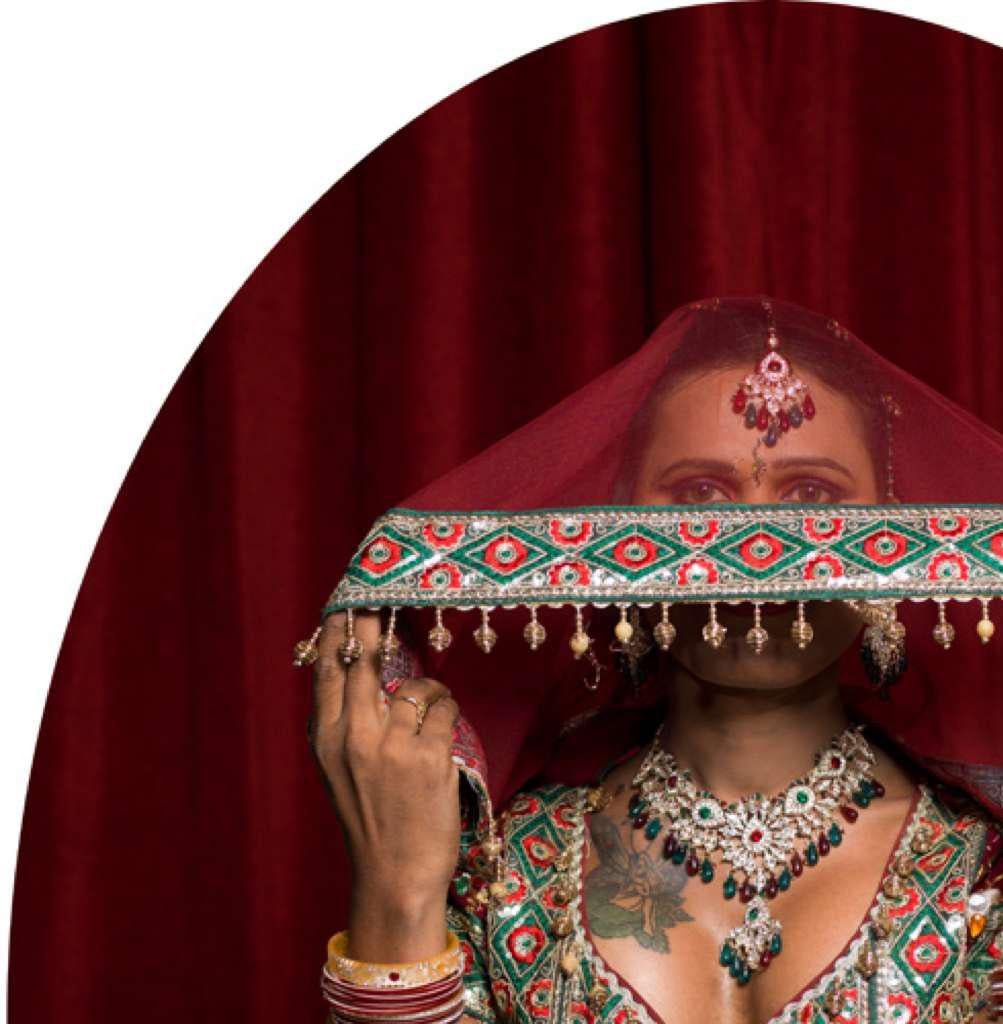 Harsha, Protrait. Aus der Serie The Third Gender of India – Photograph von Jill Peters