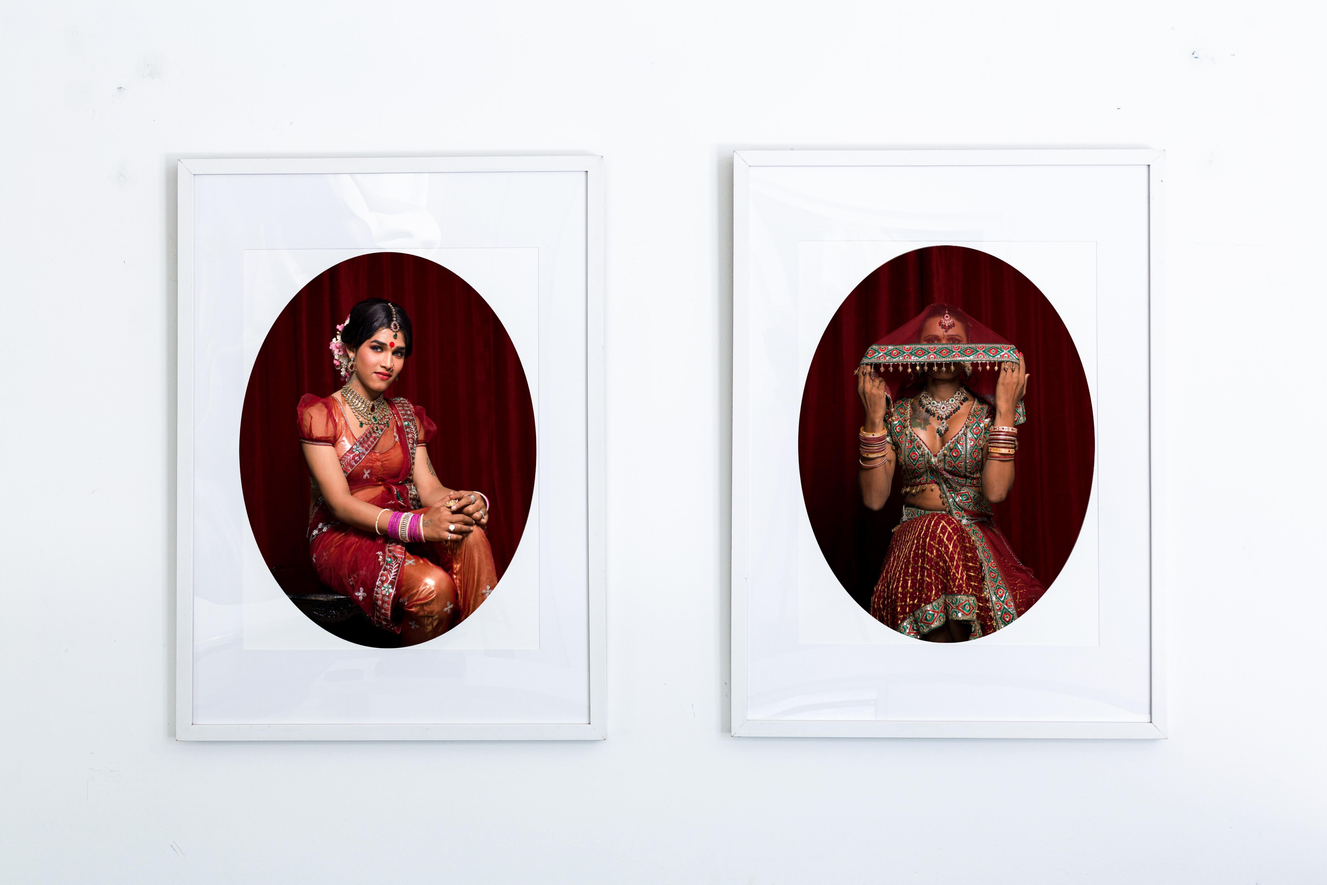 Harsha, Protrait. Aus der Serie The Third Gender of India – Photograph von Jill Peters