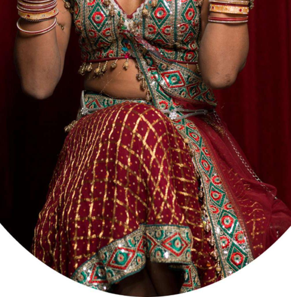 Harsha, 2013 von Jill Peters
Aus der Reihe Das dritte Geschlecht in Indien
Archivierungs-Pigmentdruck
Größe: 60 in H x 40 in W
Auflage von 3
Ungerahmt

Der Begriff 