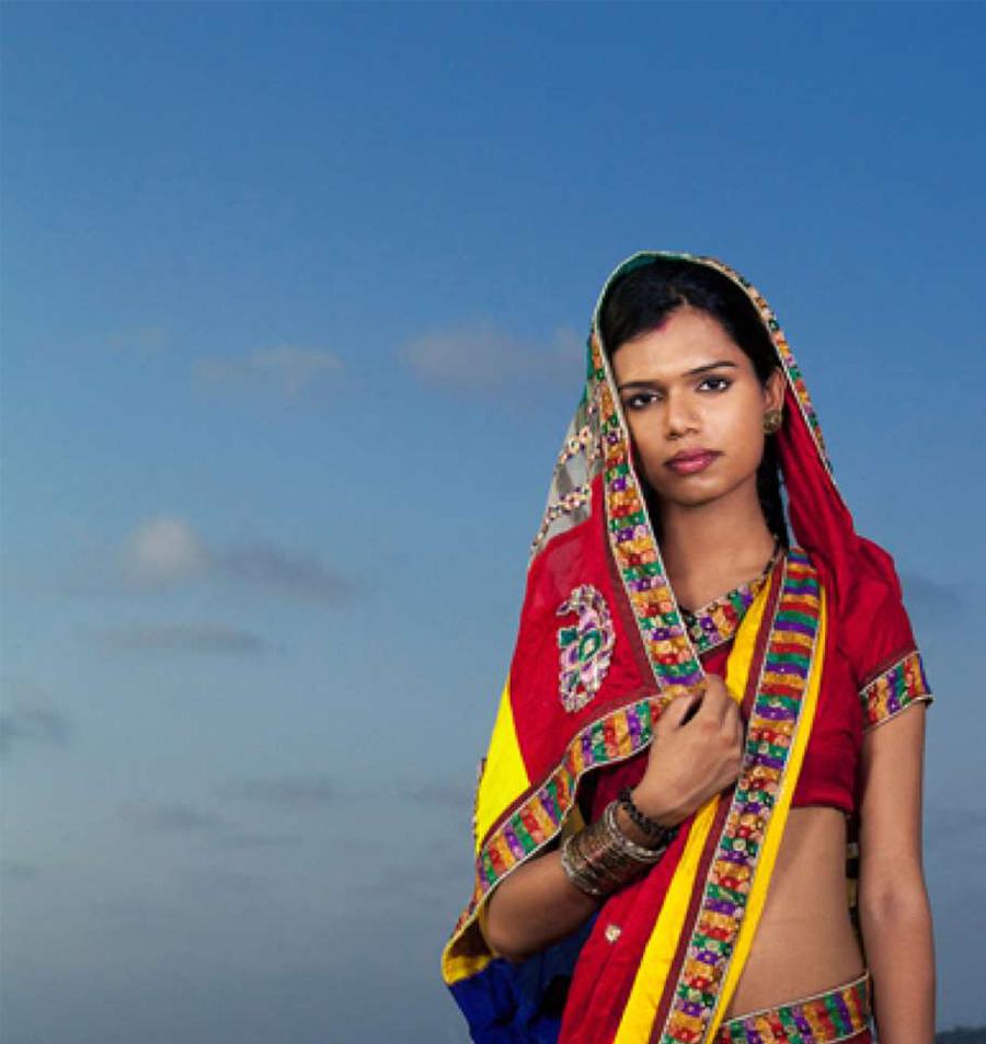 Julie, Protrait. Aus der Serie The Third Gender of India – Photograph von Jill Peters