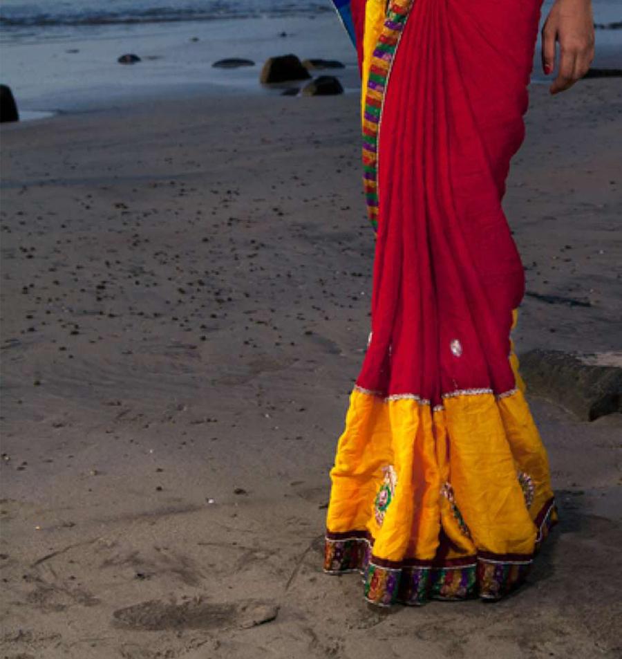 Julie, Protrait. Aus der Serie The Third Gender of India (Grau), Color Photograph, von Jill Peters
