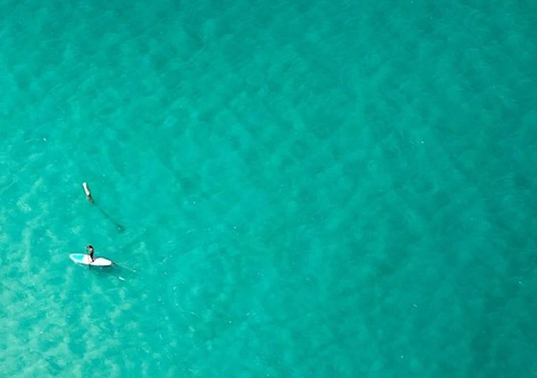 Einsamer Paddle Boarder.  Areal Ocean Landscape, Farbfotografie in limitierter Auflage (Blau), Color Photograph, von Jill Peters