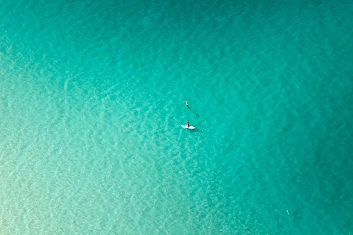 Jill Peters Color Photograph – Einsamer Paddle Boarder.  Areal Ocean Landscape, Farbfotografie in limitierter Auflage