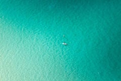 Einsamer Paddle Boarder.  Areal Ocean Landscape, Farbfotografie in limitierter Auflage