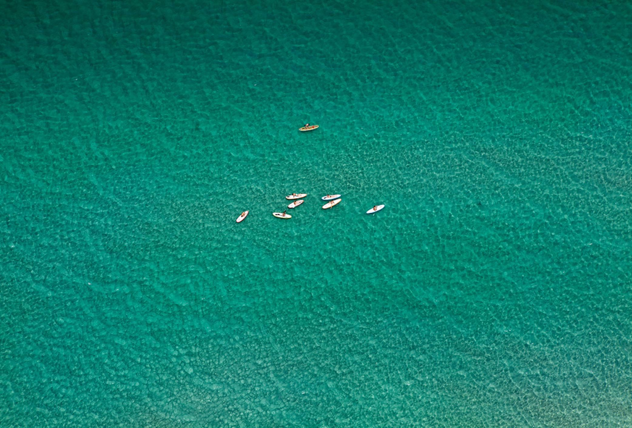 Paddle Boarder e Paddle Boarder solitari. Fotografia a colori del paesaggio oceanico - Photograph Astratto di Jill Peters
