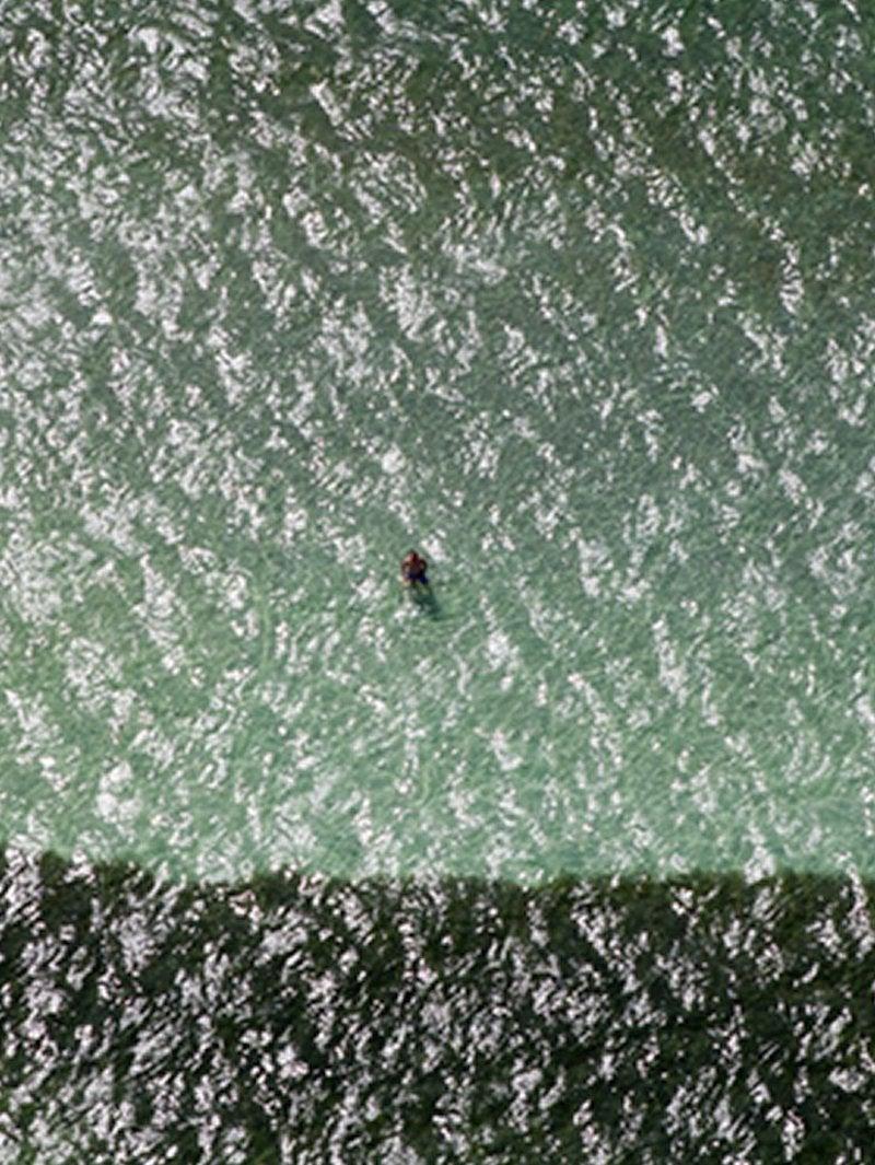 Lone Swimmer, 2015 Luftaufnahme im Angebot 1