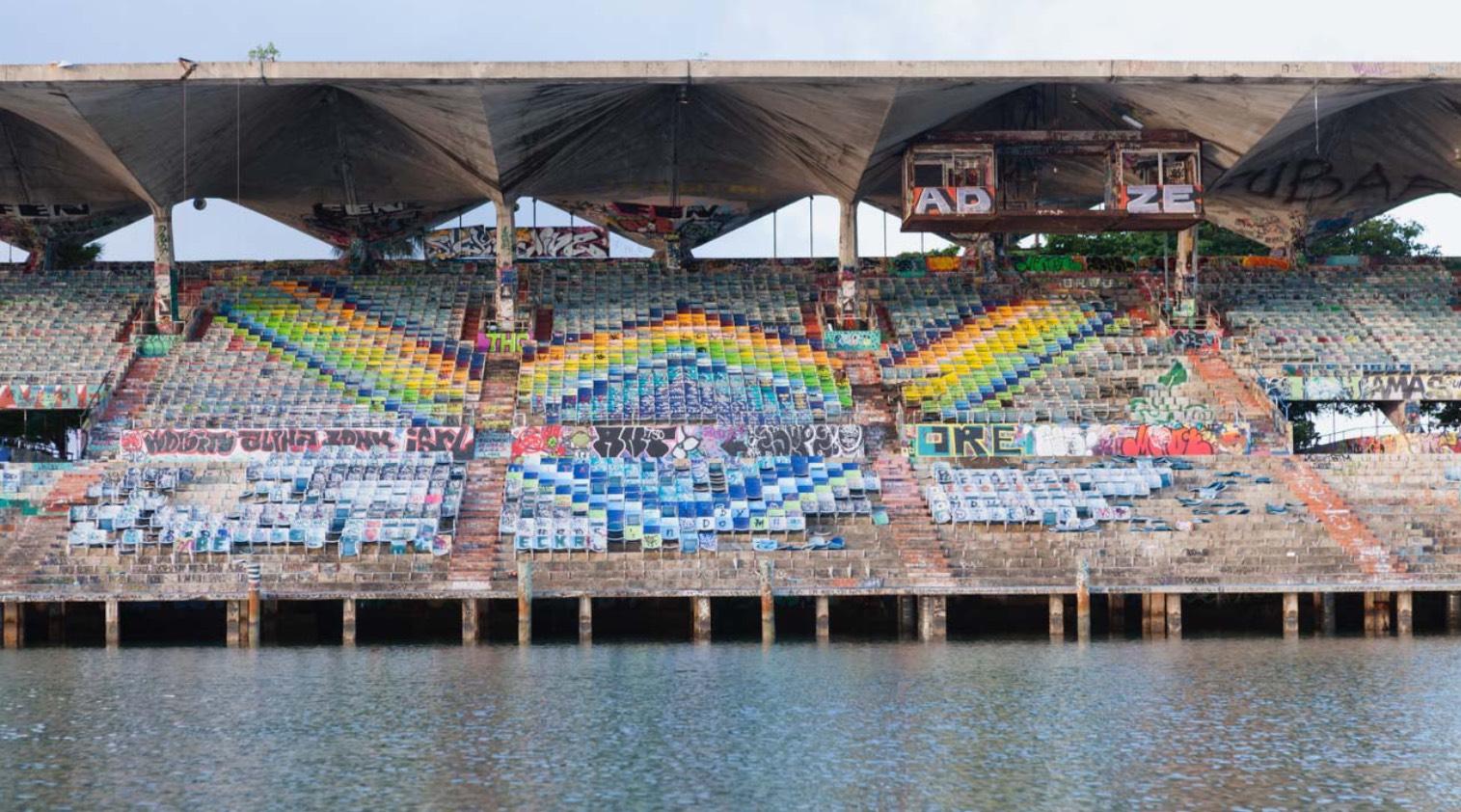 Dittico Stadio di Marin II e I. Incorniciato. Dalla serie Architettura - Photograph Astratto di Jill Peters