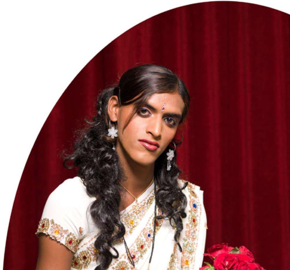 Muskan, Protrait. Aus der Serie The Third Gender of India – Photograph von Jill Peters