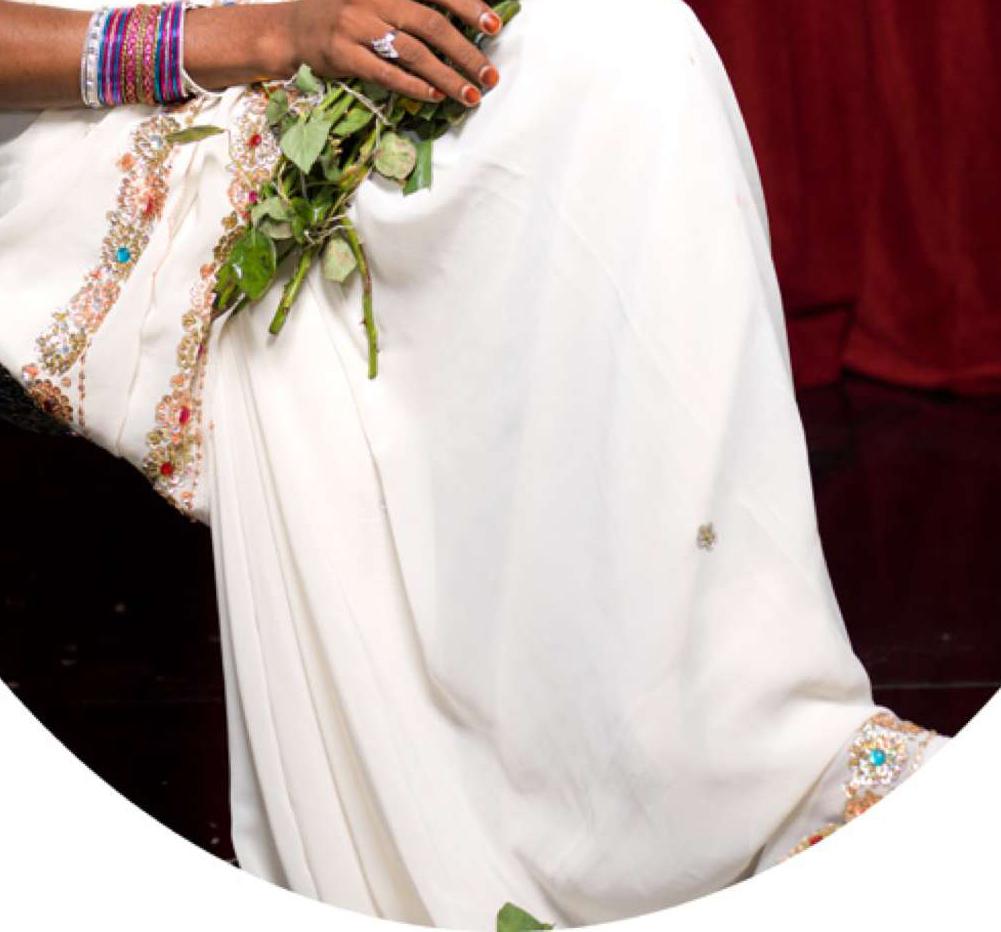 Muskan, Protrait. Aus der Serie The Third Gender of India (Rot), Color Photograph, von Jill Peters
