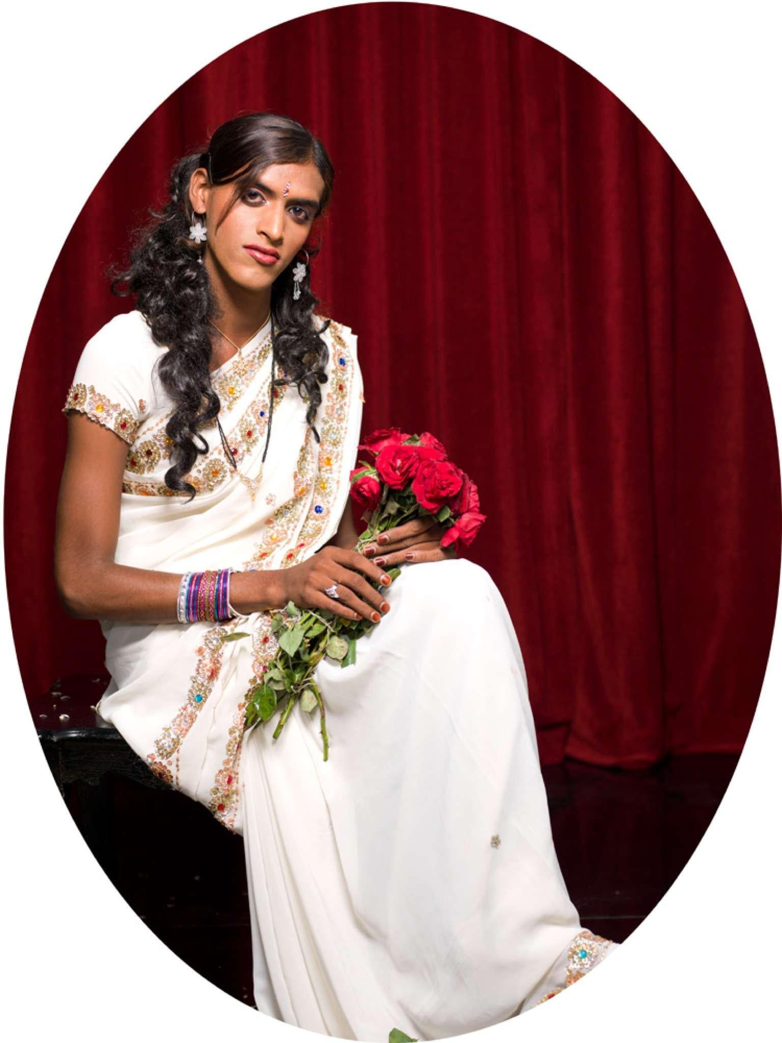 Color Photograph Jill Peters - Muskan, Protrait. De la série The Third Gender of India