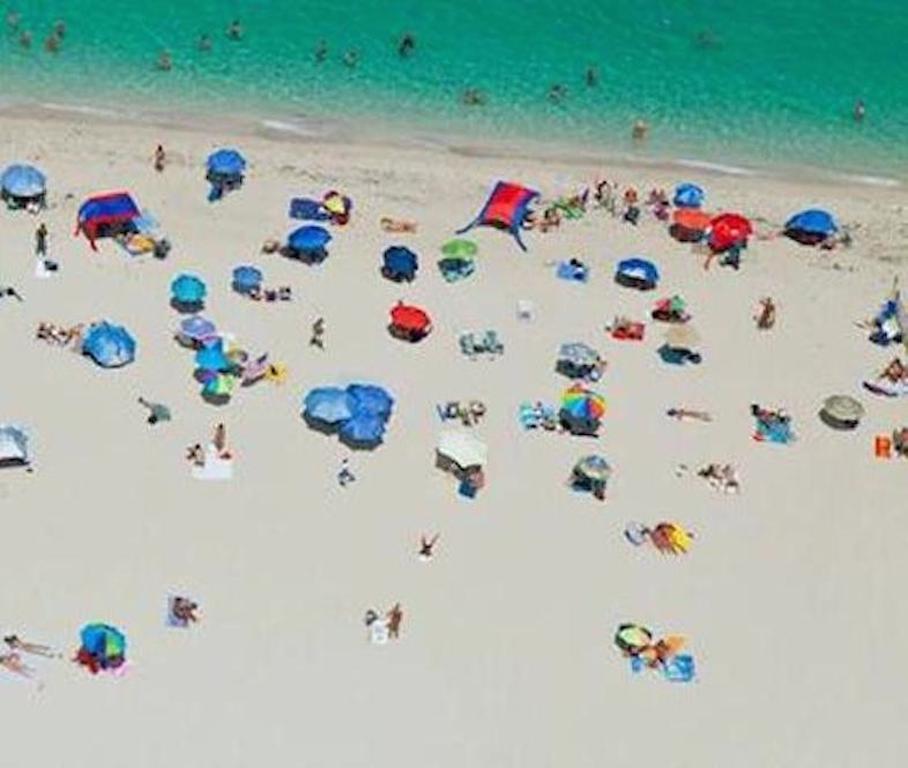 Nackter Strand. Areal Landscape Meer und Strand limitierte Auflage Farbfotografie (Zeitgenössisch), Photograph, von Jill Peters