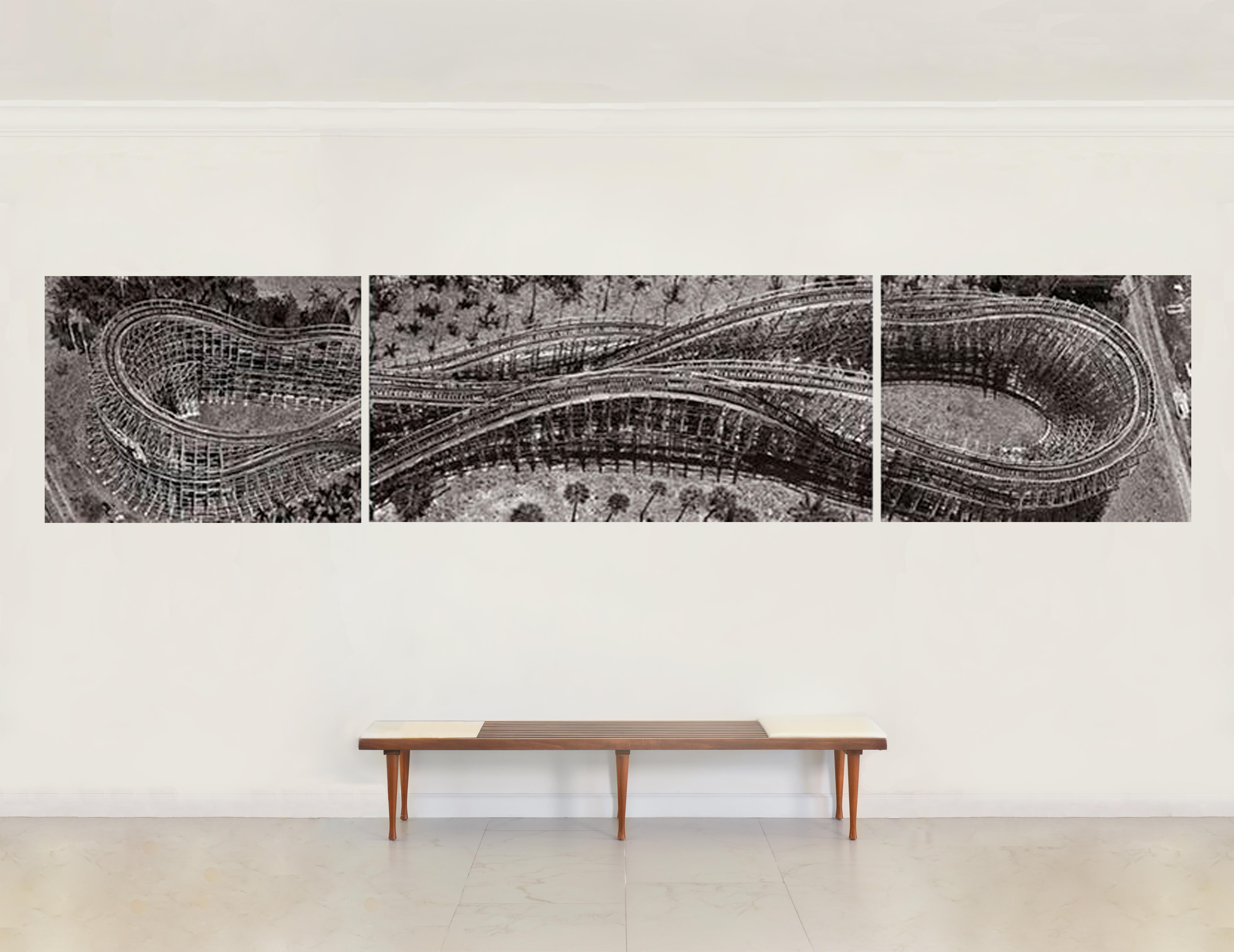 Achterbahn.  Luftbildfotografie Triptychon Schwarz-Weiß-Fotografie   – Photograph von Jill Peters