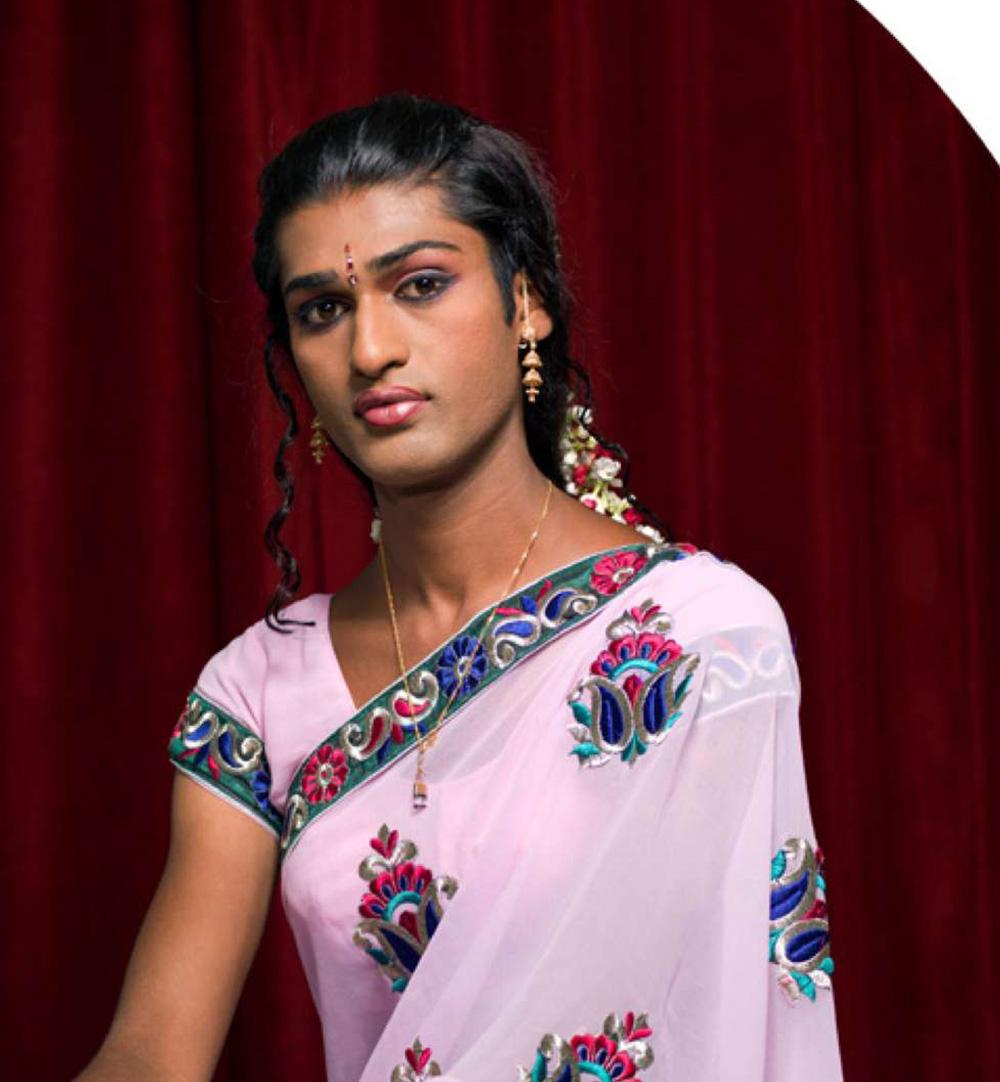 Sangita, Protrait. Aus der Serie The Third Gender of India – Photograph von Jill Peters