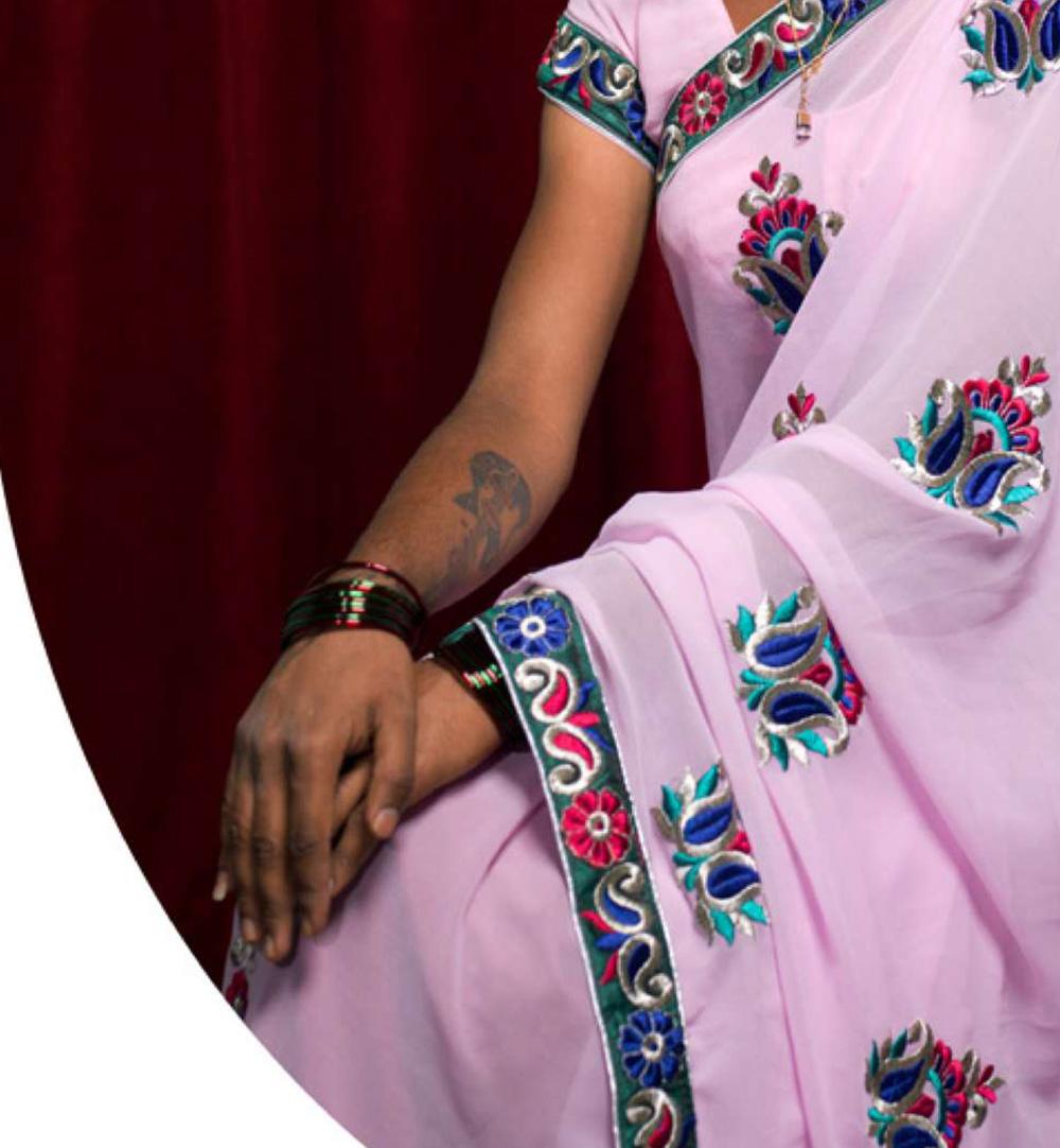 Sangita, 2013 von Jill Peters
Aus der Reihe Das dritte Geschlecht in Indien
Archivierungs-Pigmentdruck
Größe: 24 in H x 16.2 in W
Auflage von 9
Ungerahmt

Der Begriff 