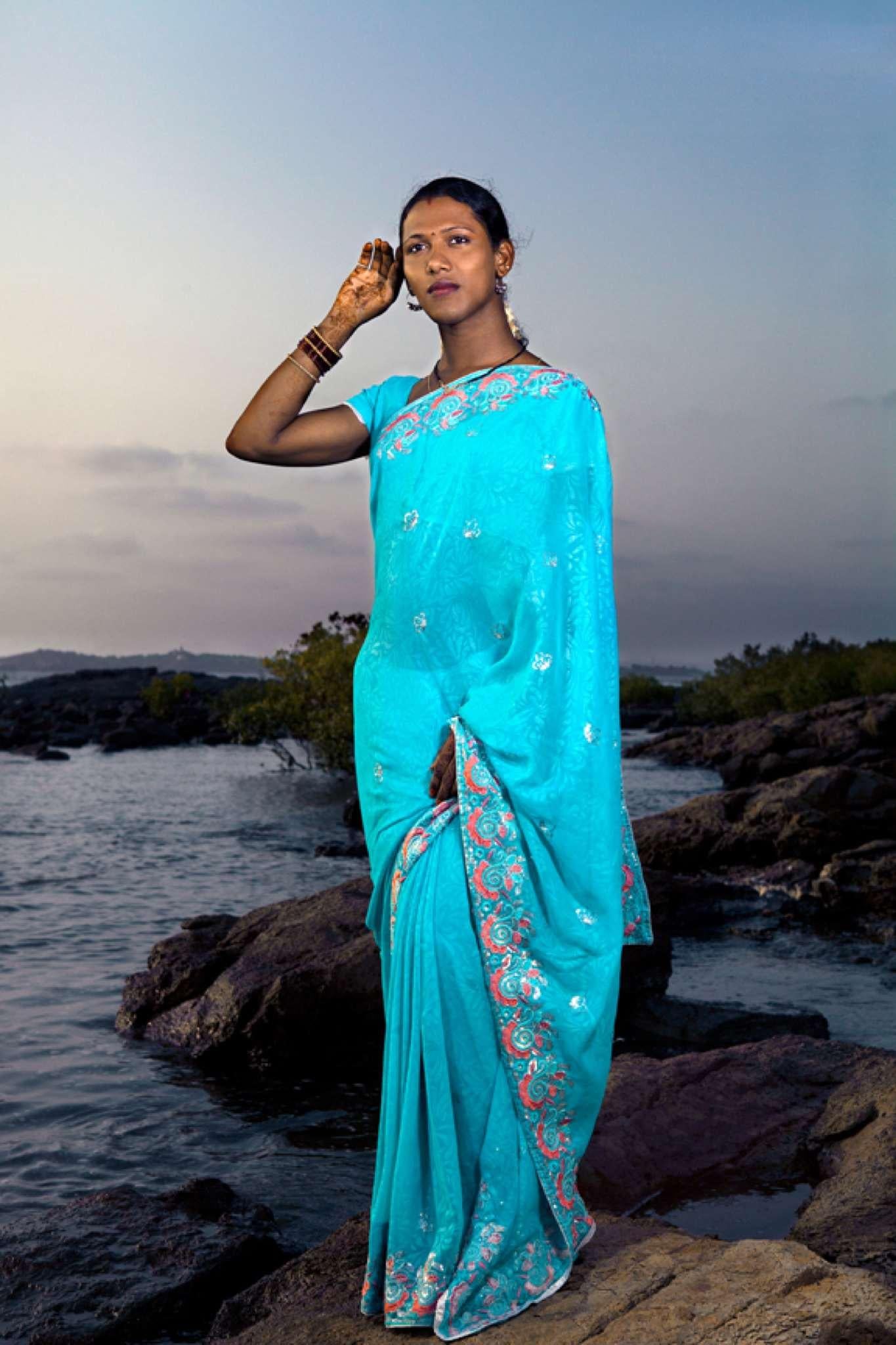Set von 6 Porträts aus der Serie The Third Gender of India (Grau), Figurative Photograph, von Jill Peters