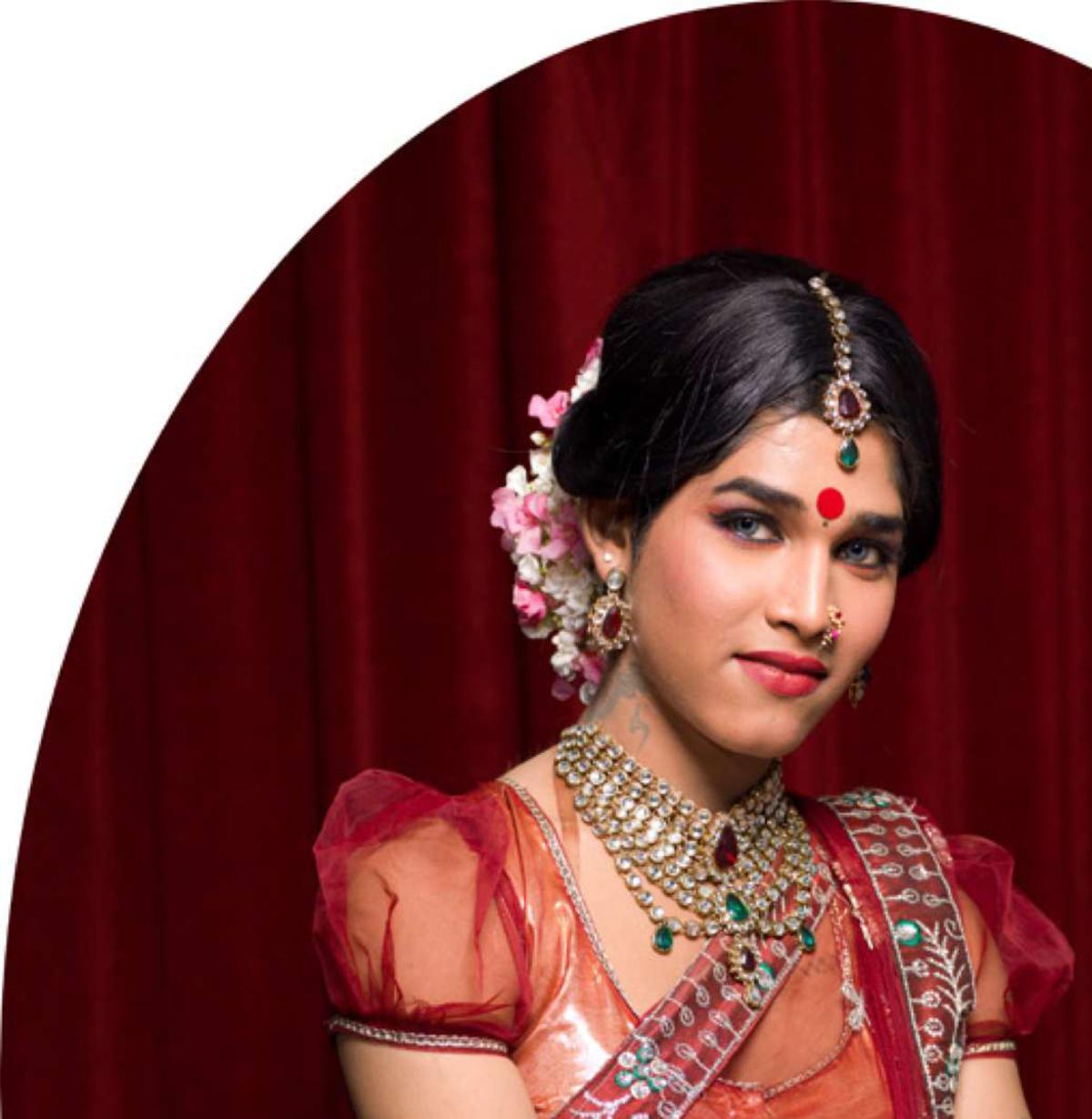 Shreya, Protrait. De la série The Third Gender of India - Photograph de Jill Peters