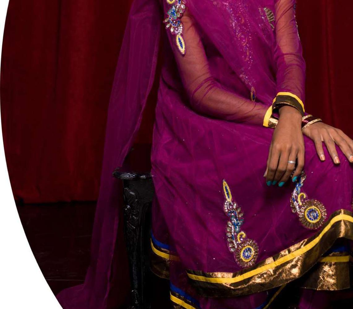 Sreesha, 2013 von Jill Peters
Aus der Reihe Das dritte Geschlecht in Indien
Archivierungs-Pigmentdruck
Größe: 35,2 in H x 27,7 in W
Auflage von 6
Ungerahmt

Der Begriff 