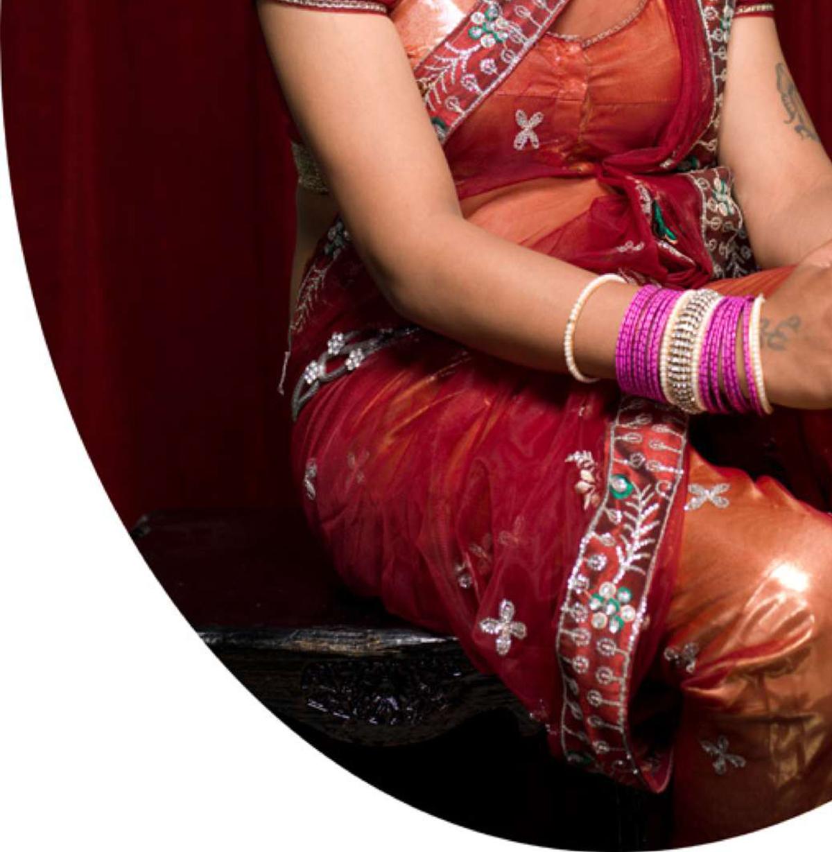 Shreya, 2013 von Jill Peters
Aus der Reihe Das dritte Geschlecht in Indien
Archivierungs-Pigmentdruck
Größe: 60 in H x 40 in W
Auflage von 3
Ungerahmt

Der Begriff 