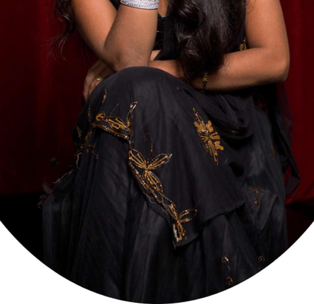Sneha, Protrait. Aus der Serie The Third Gender of India (Schwarz), Color Photograph, von Jill Peters
