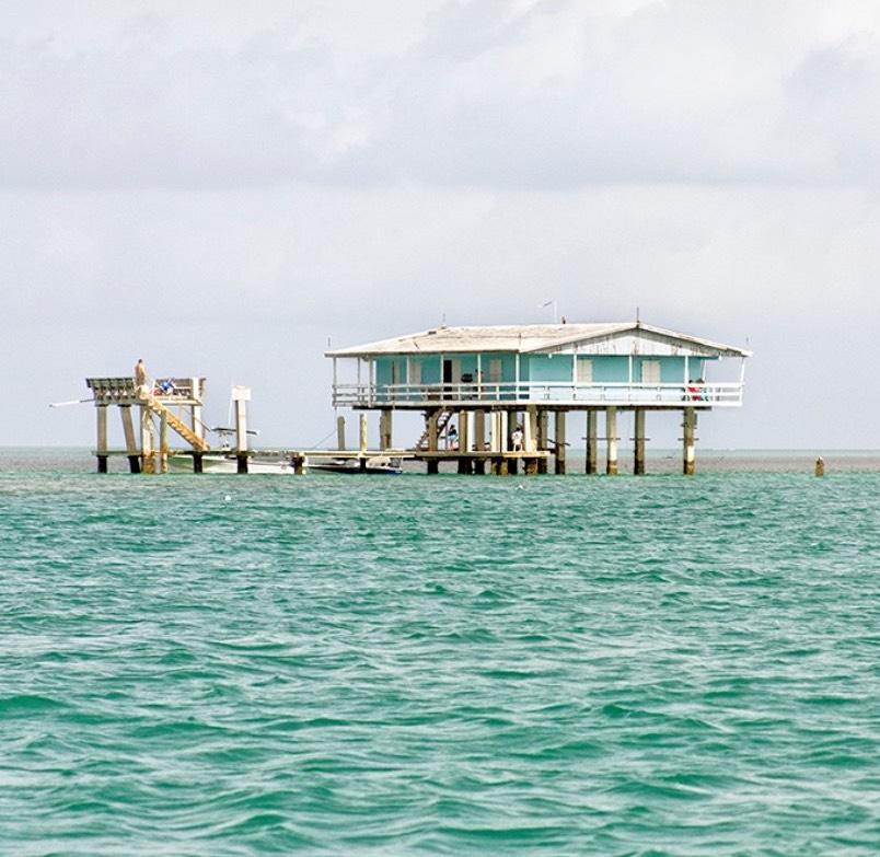 Stiltsville I e II. Dittico. Dalla serie Paesaggio - Landscape Photograph Blu di Jill Peters
