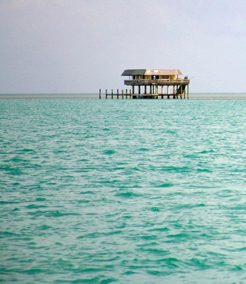 Stiltsville I. Reale Landschaft im Meer, Farbfotografie in limitierter Auflage (Blau), Landscape Photograph, von Jill Peters