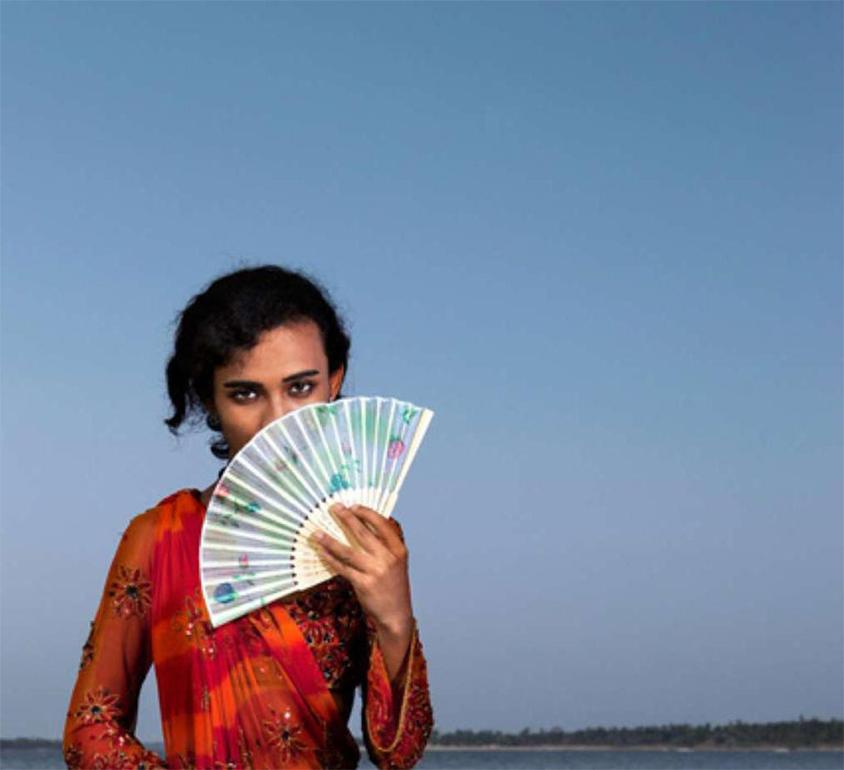 Vijay und Julie, 2013 von Jill Peters
Aus der Reihe Das dritte Geschlecht in Indien
Archivierungs-Pigmentdruck
Gesamtgröße: 60 in H x 80 in W
Individuelle Größe: 60 in H x 40 in W
Auflage von 3
Ungerahmt

Der Begriff 