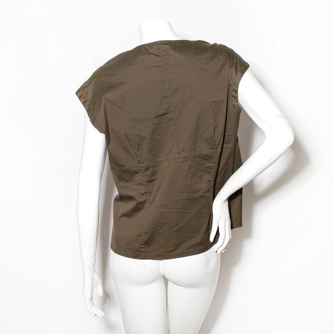 Blouse by Jil Sander
Olive green
Sleeveless
V-neck cut
Slip-on
Structured
Pleated bottom
Made in Italy
Condition: Good, few small white marks on the shoulder and waist (see photos)
Size/Measurements: (approximate, taken flat)
Size 44
22